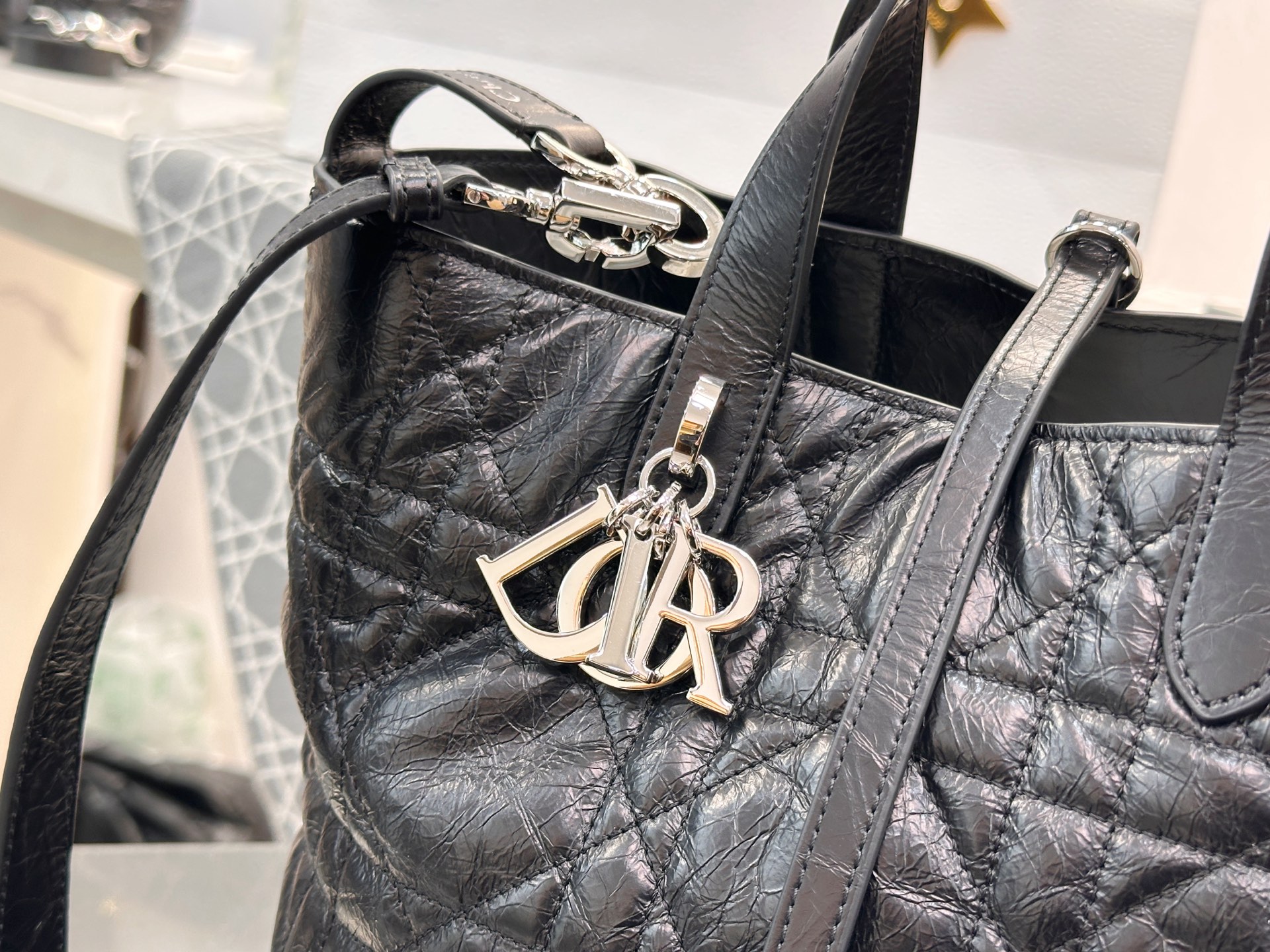 𝑫𝒊𝒐𝒓 𝑻𝒐𝒖𝒋𝒐𝒖𝒓𝒔 竖版中号❗️原厂黑色油蜡皮中号现货🔥喜欢竖版的时髦精们有福啦❕新版竖款菜篮子