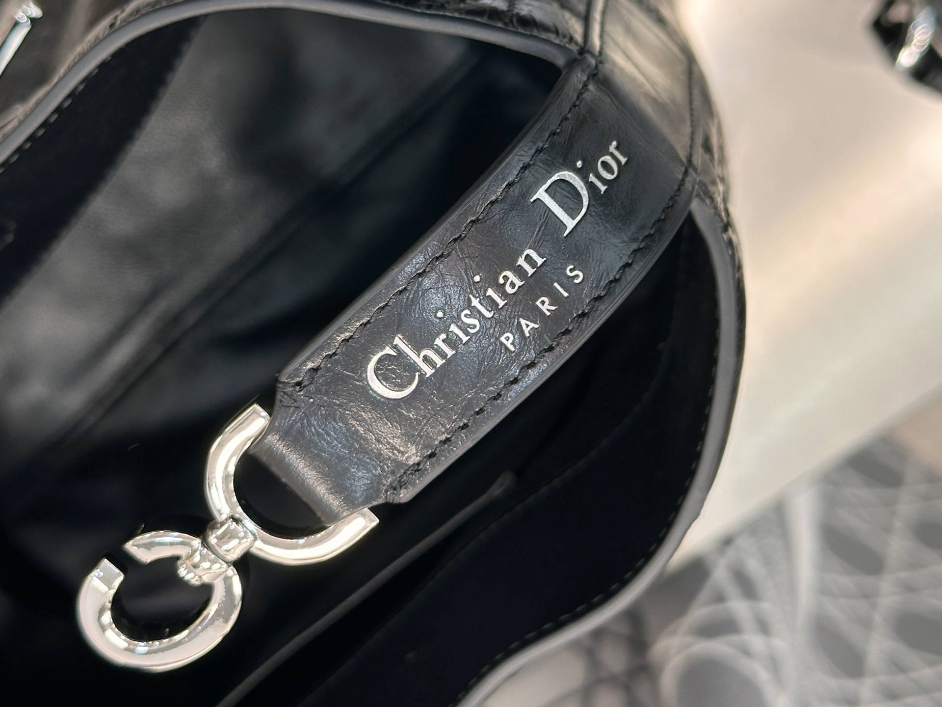 𝑫𝒊𝒐𝒓 𝑻𝒐𝒖𝒋𝒐𝒖𝒓𝒔 竖版中号❗️原厂黑色油蜡皮中号现货🔥喜欢竖版的时髦精们有福啦❕新版竖款菜篮子