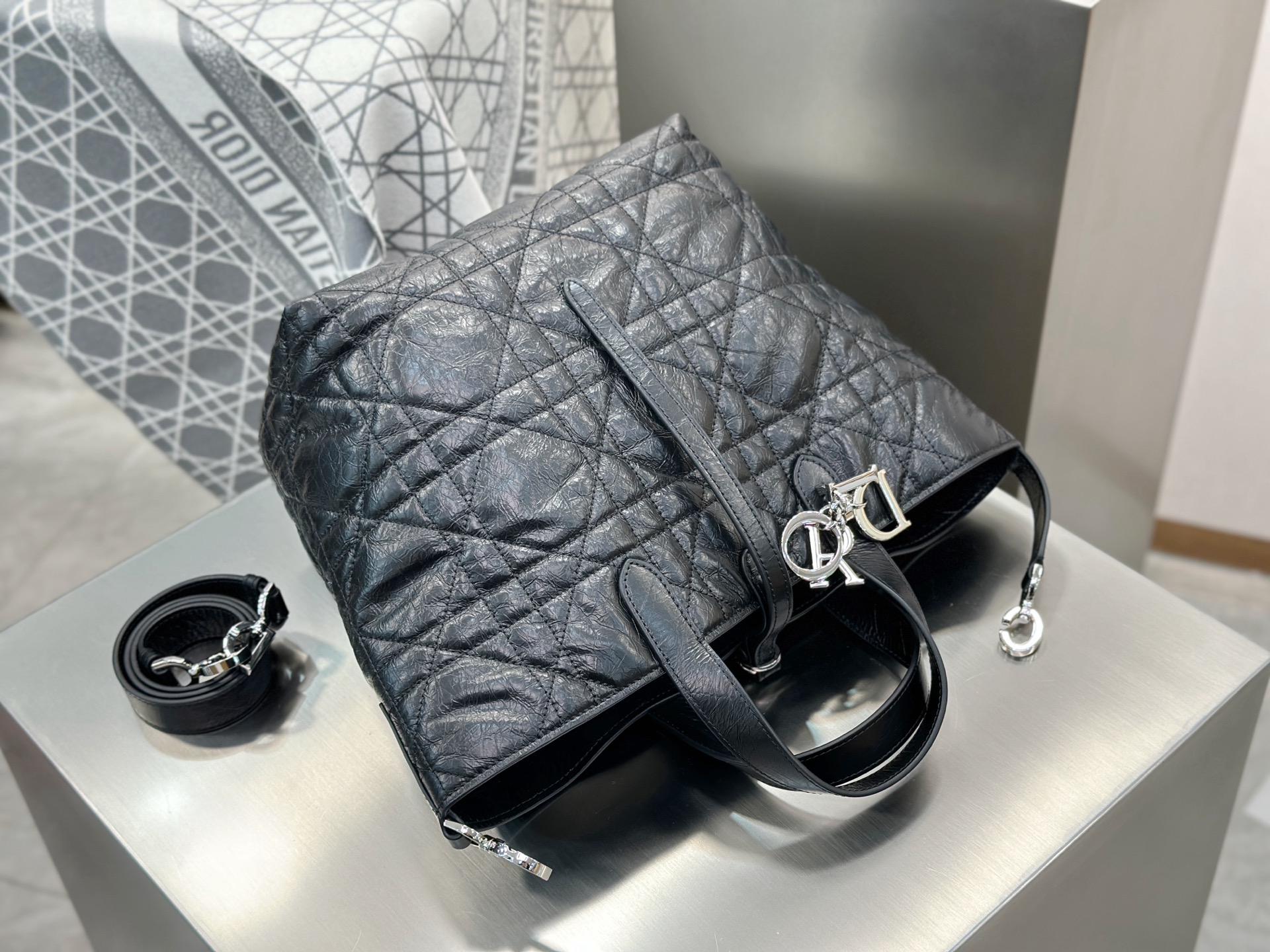 𝑫𝒊𝒐𝒓 𝑻𝒐𝒖𝒋𝒐𝒖𝒓𝒔 竖版中号❗️原厂黑色油蜡皮中号现货🔥喜欢竖版的时髦精们有福啦❕新版竖款菜篮子