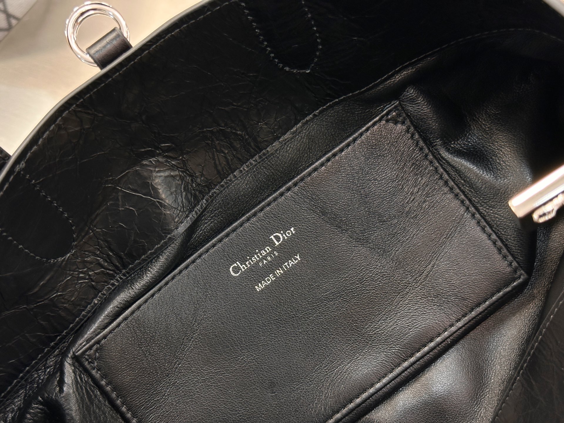 𝑫𝒊𝒐𝒓 𝑻𝒐𝒖𝒋𝒐𝒖𝒓𝒔 竖版中号❗️原厂黑色油蜡皮中号现货🔥喜欢竖版的时髦精们有福啦❕新版竖款菜篮子