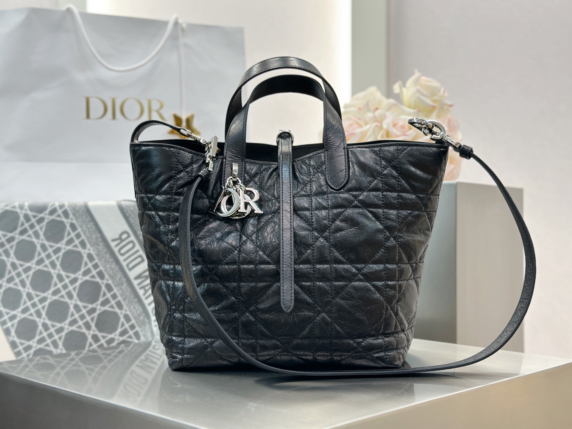 𝑫𝒊𝒐𝒓 𝑻𝒐𝒖𝒋𝒐𝒖𝒓𝒔 竖版中号❗️原厂黑色油蜡皮中号现货🔥喜欢竖版的时髦精们有福啦❕新版竖款菜篮子