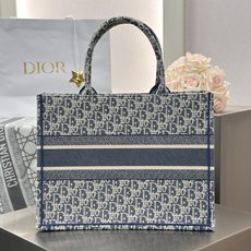 𝗗𝗶𝗼𝗿 𝗕𝗼𝗼𝗸 𝗧𝗼𝘁𝗲 中号托特❗ 最新款的𝐵𝑜𝑜𝑘 𝑡𝑜𝑡𝑒首发!! 酒椰草系列中号现货 满满的高级感 出街通 𝗗𝗶𝗼𝗿 𝗕𝗼𝗼𝗸 𝗧𝗼𝘁𝗲 中号托特❗ 最新款的𝐵𝑜𝑜𝑘 𝑡𝑜𝑡𝑒首发!! 酒椰草系列中号现货 满满的高级感 出街通