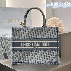 𝗗𝗶𝗼𝗿 𝗕𝗼𝗼𝗸 𝗧𝗼𝘁𝗲 中号托特❗ 最新款的𝐵𝑜𝑜𝑘 𝑡𝑜𝑡𝑒首发!! 酒椰草系列中号现货 满满的高级感 出街通 𝗗𝗶𝗼𝗿 𝗕𝗼𝗼𝗸 𝗧𝗼𝘁𝗲 中号托特❗ 最新款的𝐵𝑜𝑜𝑘 𝑡𝑜𝑡𝑒首发!! 酒椰草系列中号现货 满满的高级感 出街通