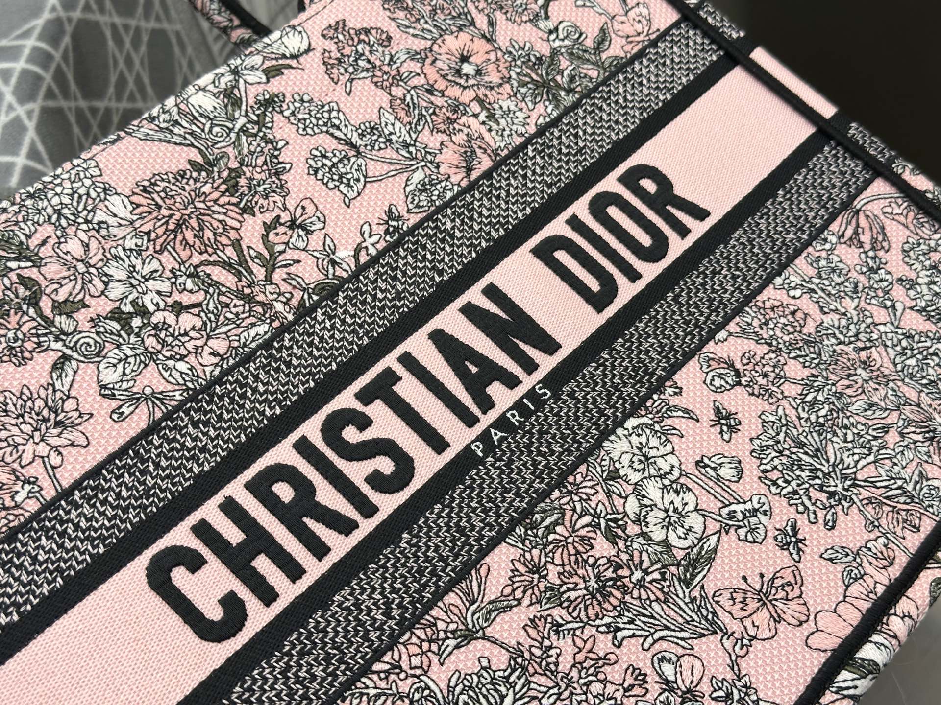 𝗗𝗶𝗼𝗿𝐢𝐯𝐢𝐞𝐫𝐚 𝗕𝗼𝗼𝗸 𝗧𝗼𝘁𝗲 中号托特❗最新款的𝐵𝑜𝑜𝑘 𝑡𝑜𝑡𝑒首发！！粉色花卉托特中号现