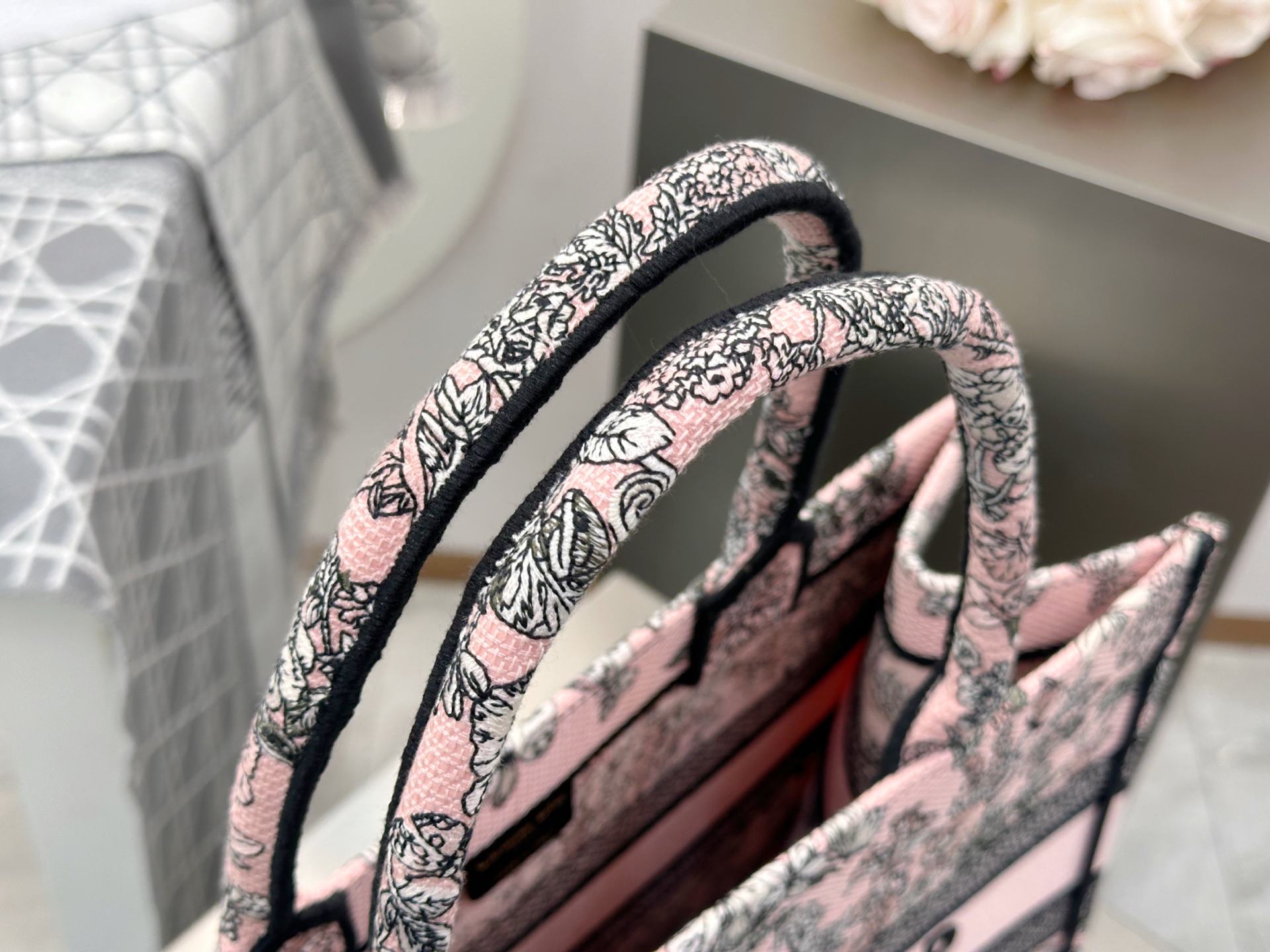 𝗗𝗶𝗼𝗿𝐢𝐯𝐢𝐞𝐫𝐚 𝗕𝗼𝗼𝗸 𝗧𝗼𝘁𝗲 中号托特❗最新款的𝐵𝑜𝑜𝑘 𝑡𝑜𝑡𝑒首发！！粉色花卉托特中号现