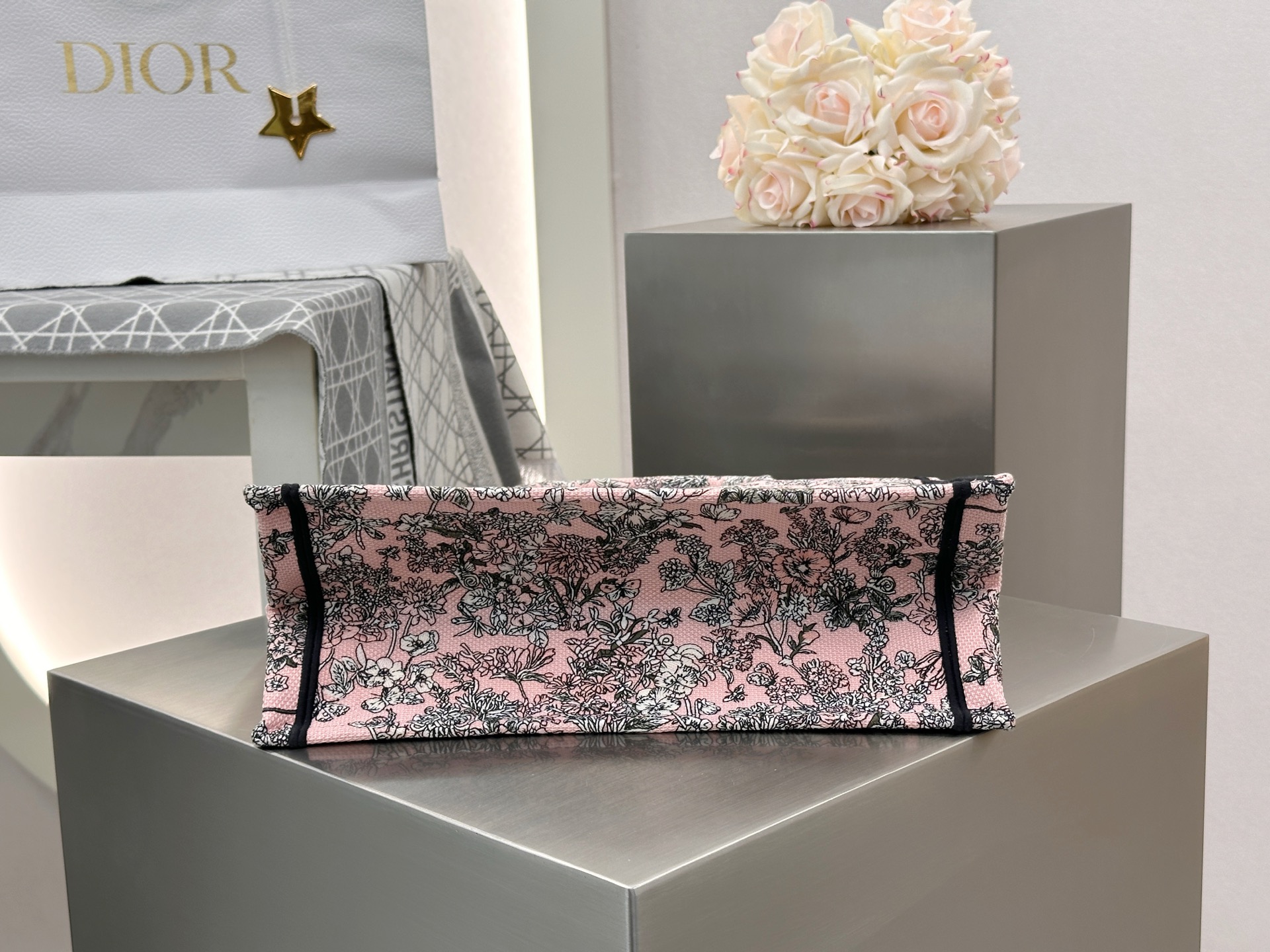 𝗗𝗶𝗼𝗿𝐢𝐯𝐢𝐞𝐫𝐚 𝗕𝗼𝗼𝗸 𝗧𝗼𝘁𝗲 中号托特❗最新款的𝐵𝑜𝑜𝑘 𝑡𝑜𝑡𝑒首发！！粉色花卉托特中号现