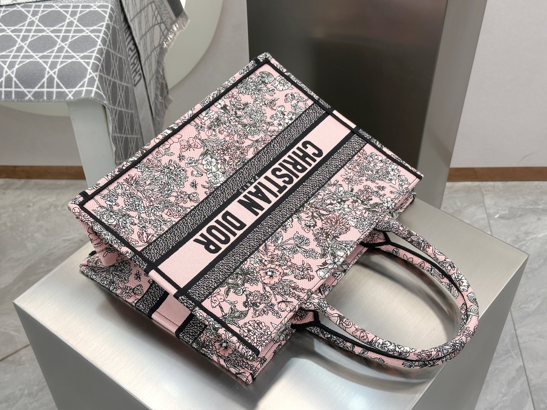 𝗗𝗶𝗼𝗿𝐢𝐯𝐢𝐞𝐫𝐚 𝗕𝗼𝗼𝗸 𝗧𝗼𝘁𝗲 中号托特❗最新款的𝐵𝑜𝑜𝑘 𝑡𝑜𝑡𝑒首发！！粉色花卉托特中号现