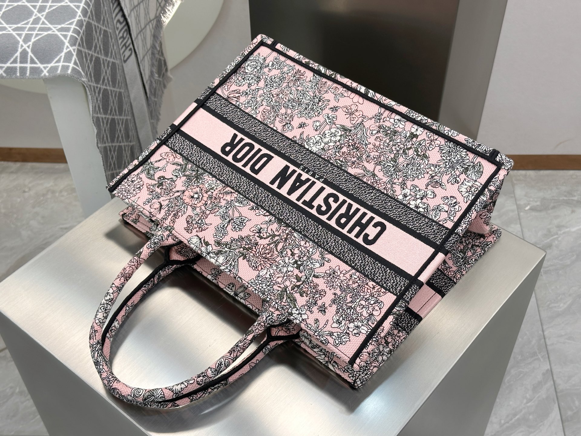 𝗗𝗶𝗼𝗿𝐢𝐯𝐢𝐞𝐫𝐚 𝗕𝗼𝗼𝗸 𝗧𝗼𝘁𝗲 中号托特❗最新款的𝐵𝑜𝑜𝑘 𝑡𝑜𝑡𝑒首发！！粉色花卉托特中号现