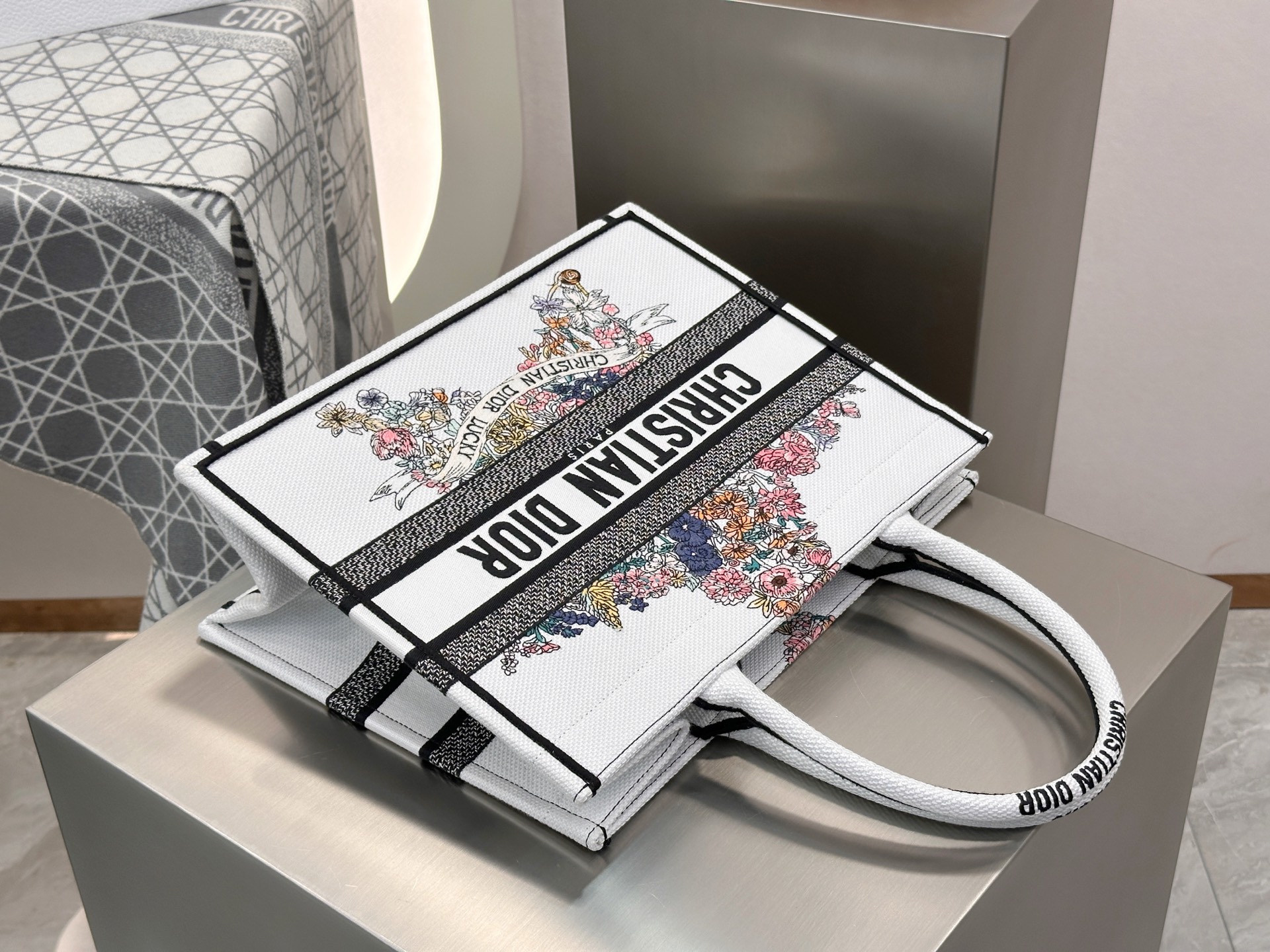 𝗗𝗶𝗼𝗿𝐢𝐯𝐢𝐞𝐫𝐚 𝗕𝗼𝗼𝗸 𝗧𝗼𝘁𝗲 中号托特❗最新款的𝐵𝑜𝑜𝑘 𝑡𝑜𝑡𝑒首发！！幸运星花卉托特中号