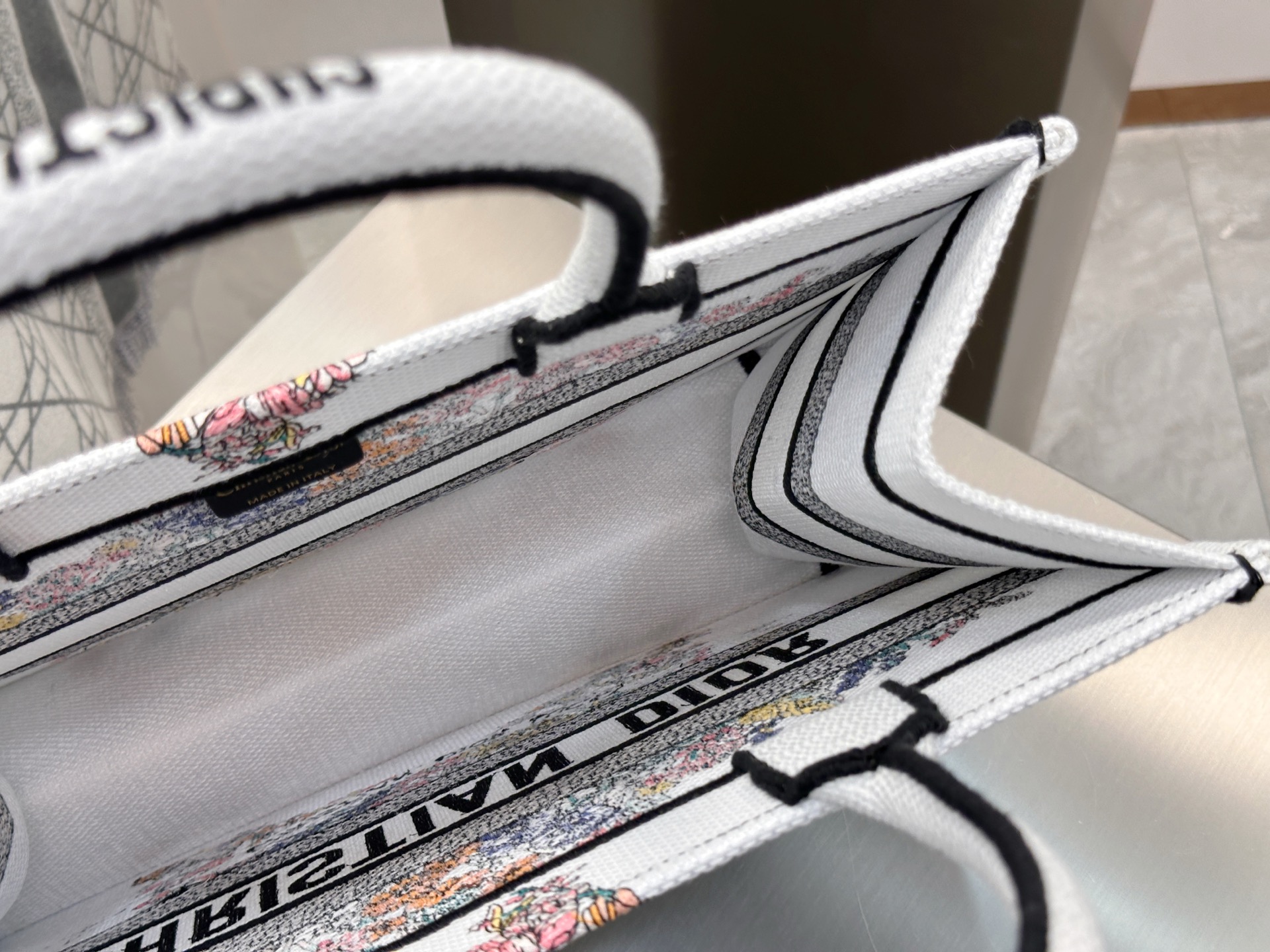 𝗗𝗶𝗼𝗿𝐢𝐯𝐢𝐞𝐫𝐚 𝗕𝗼𝗼𝗸 𝗧𝗼𝘁𝗲 中号托特❗最新款的𝐵𝑜𝑜𝑘 𝑡𝑜𝑡𝑒首发！！幸运星花卉托特中号