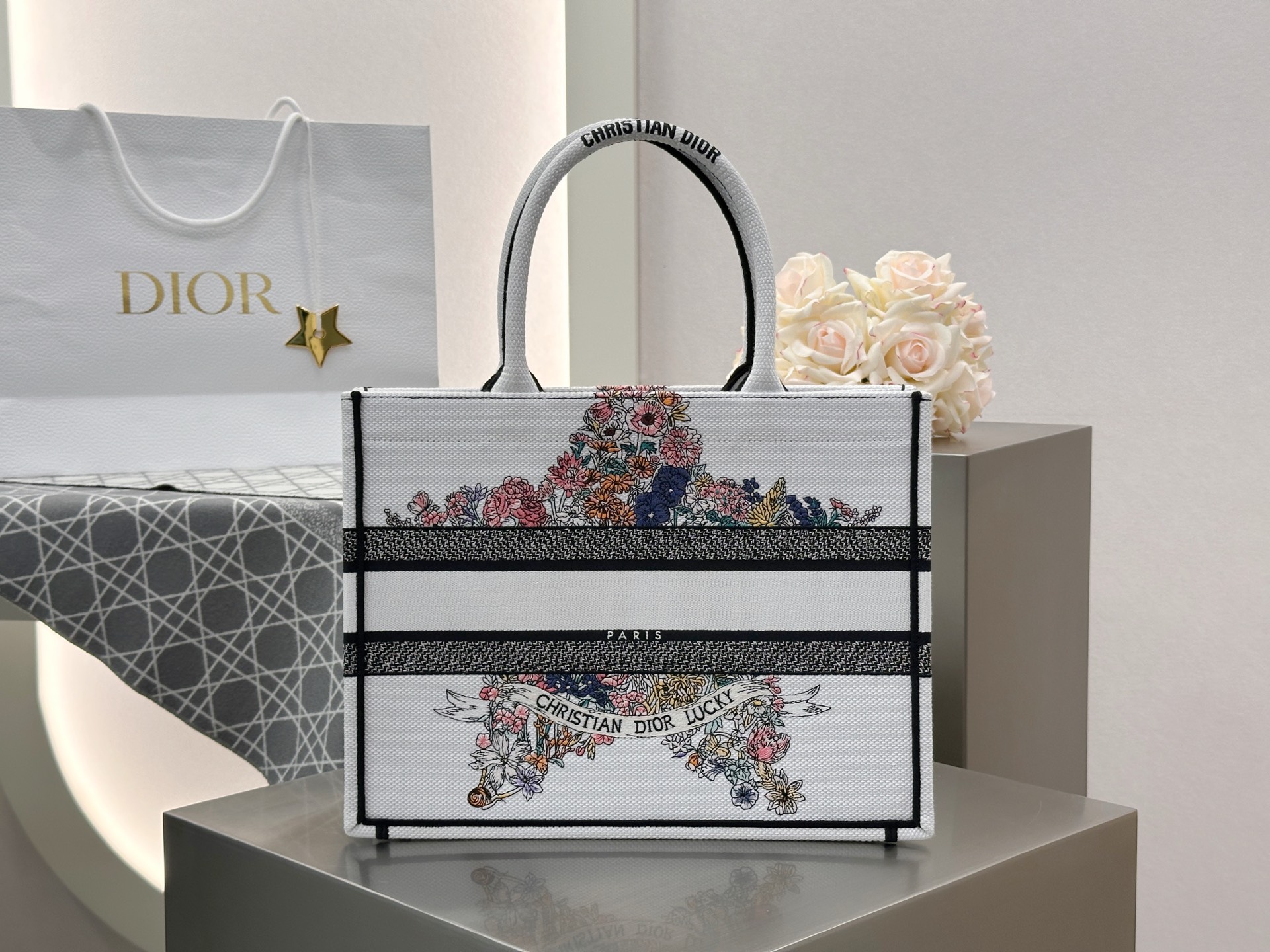 𝗗𝗶𝗼𝗿𝐢𝐯𝐢𝐞𝐫𝐚 𝗕𝗼𝗼𝗸 𝗧𝗼𝘁𝗲 中号托特❗最新款的𝐵𝑜𝑜𝑘 𝑡𝑜𝑡𝑒首发！！幸运星花卉托特中号