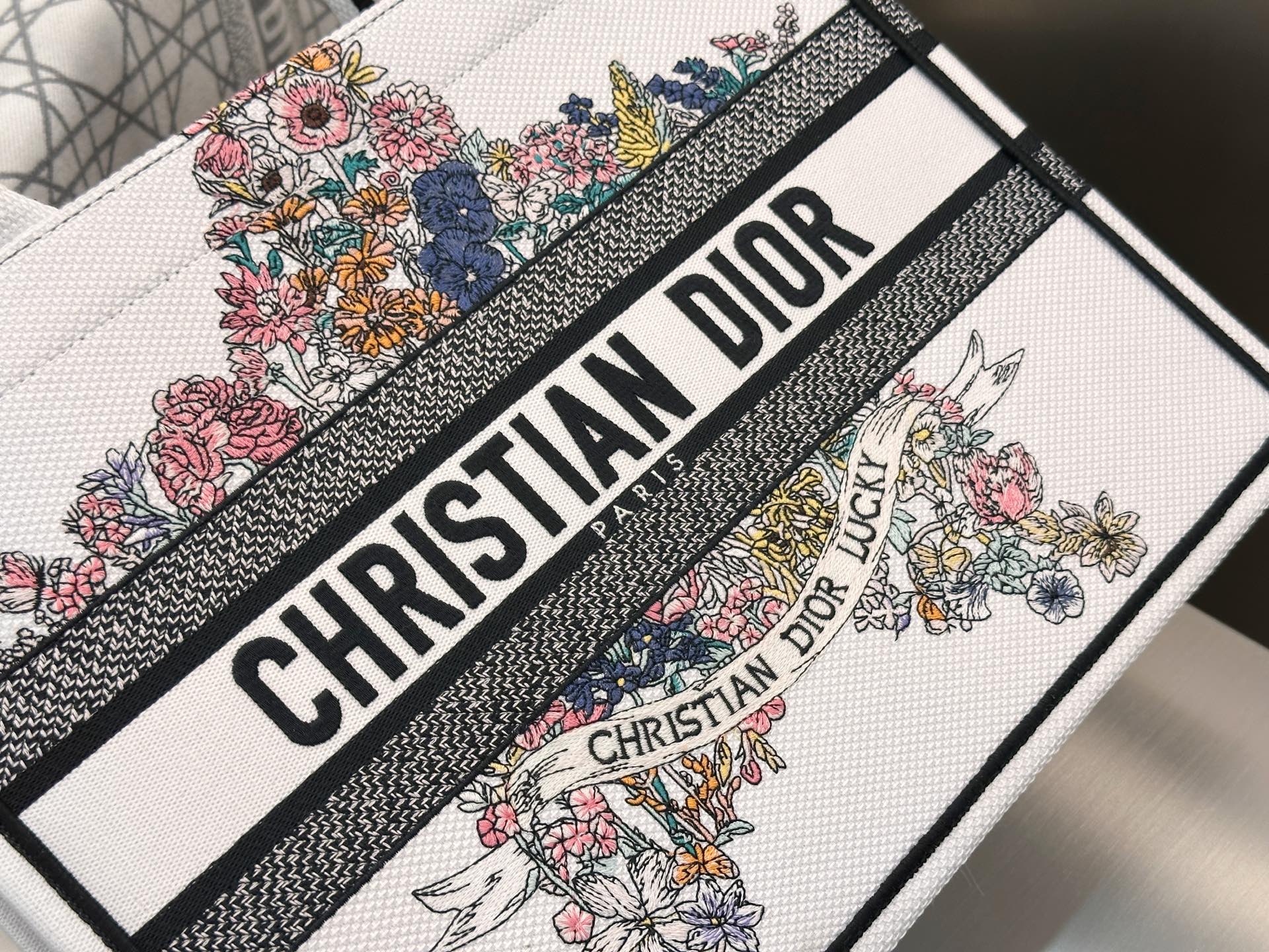 𝗗𝗶𝗼𝗿𝐢𝐯𝐢𝐞𝐫𝐚 𝗕𝗼𝗼𝗸 𝗧𝗼𝘁𝗲 中号托特❗最新款的𝐵𝑜𝑜𝑘 𝑡𝑜𝑡𝑒首发！！幸运星花卉托特中号