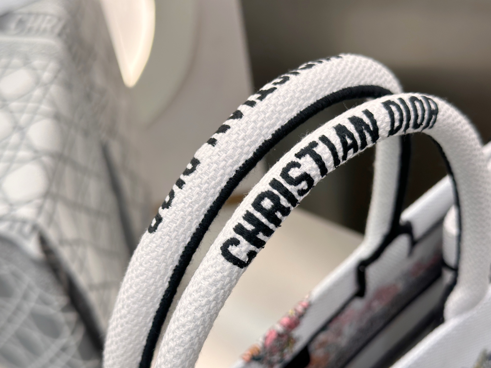 𝗗𝗶𝗼𝗿𝐢𝐯𝐢𝐞𝐫𝐚 𝗕𝗼𝗼𝗸 𝗧𝗼𝘁𝗲 中号托特❗最新款的𝐵𝑜𝑜𝑘 𝑡𝑜𝑡𝑒首发！！幸运星花卉托特中号