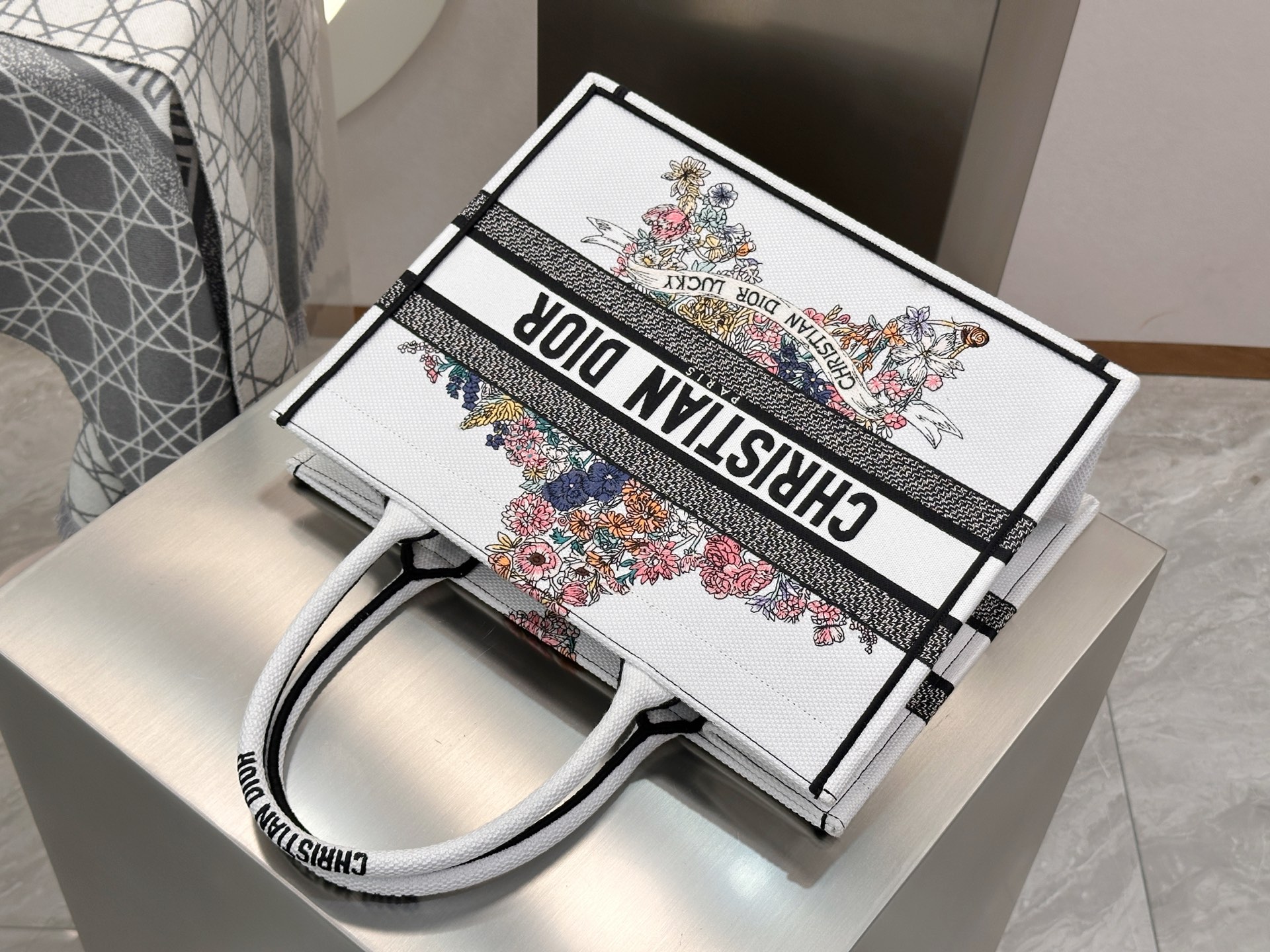 𝗗𝗶𝗼𝗿𝐢𝐯𝐢𝐞𝐫𝐚 𝗕𝗼𝗼𝗸 𝗧𝗼𝘁𝗲 中号托特❗最新款的𝐵𝑜𝑜𝑘 𝑡𝑜𝑡𝑒首发！！幸运星花卉托特中号