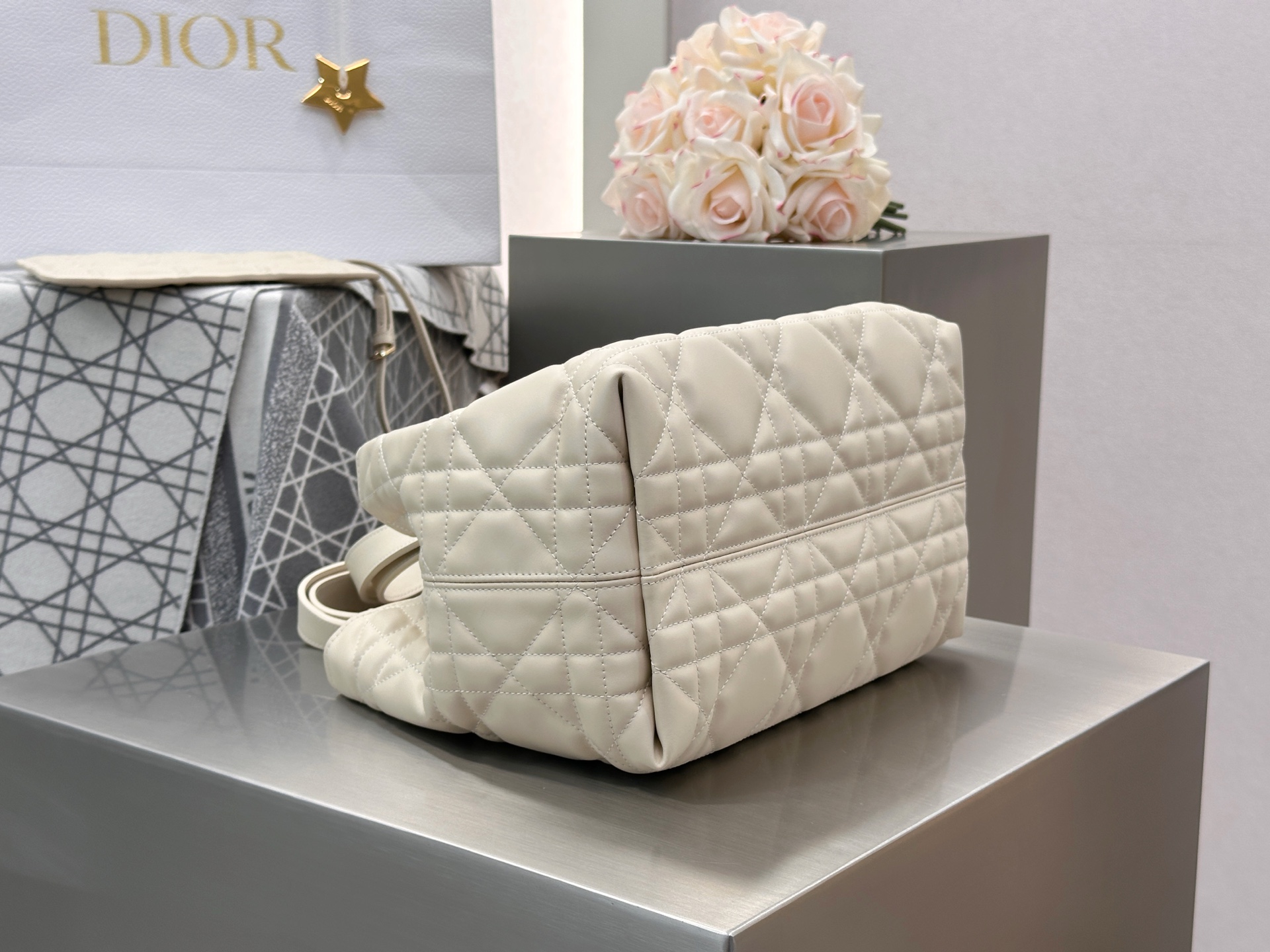 𝑫𝒊𝒐𝒓 𝑻𝒐𝒖𝒋𝒐𝒖𝒓𝒔 ❗️原厂淡杏色中号现货🔥设计别具一格，值得拥有的一只包，经典/复古/摩登 太