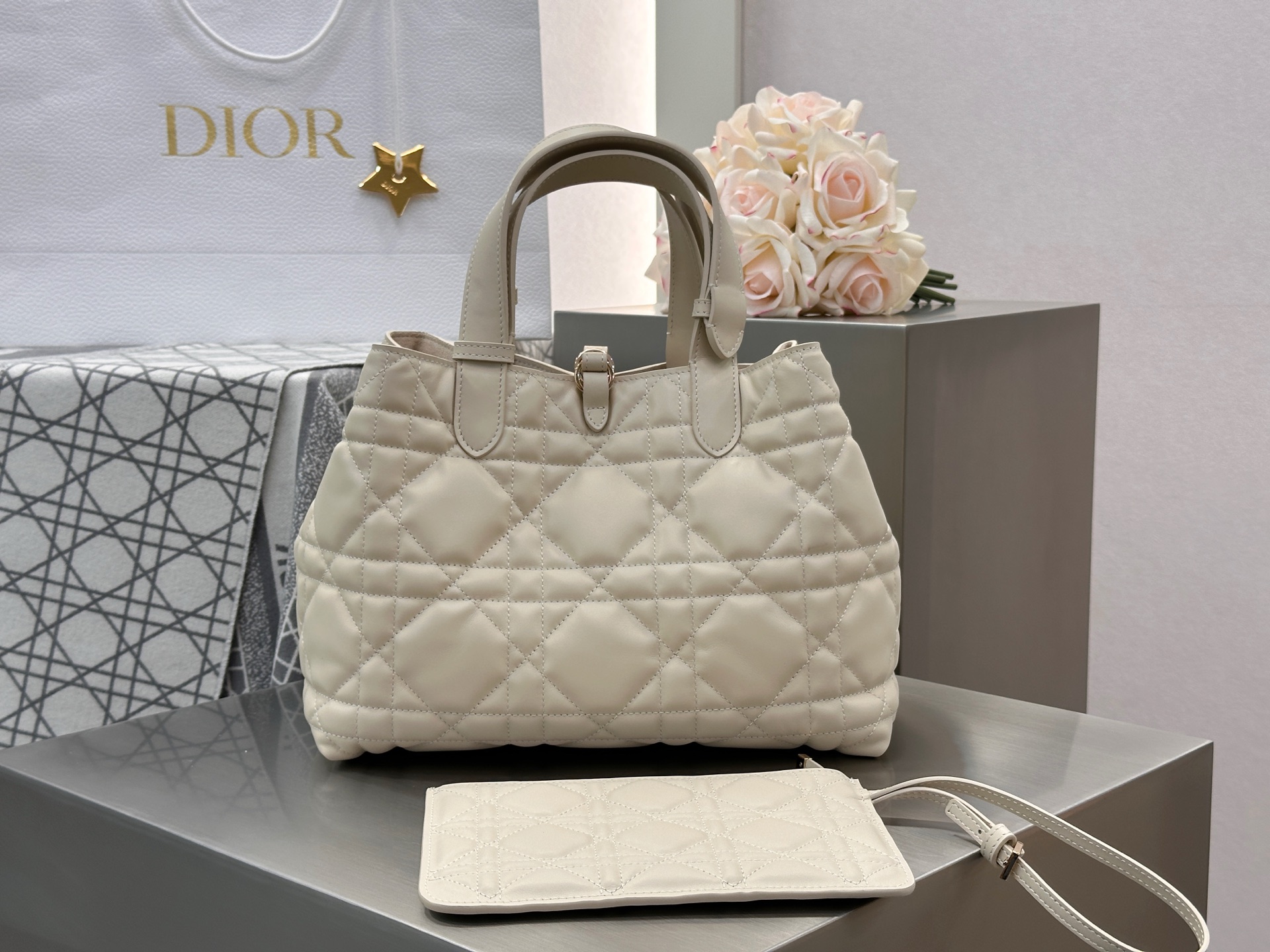 𝑫𝒊𝒐𝒓 𝑻𝒐𝒖𝒋𝒐𝒖𝒓𝒔 ❗️原厂淡杏色中号现货🔥设计别具一格，值得拥有的一只包，经典/复古/摩登 太