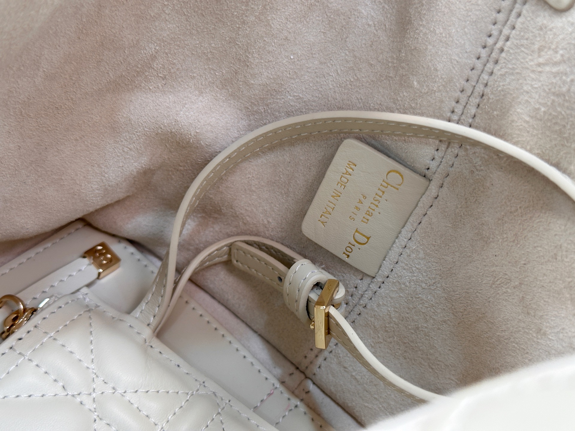 𝑫𝒊𝒐𝒓 𝑻𝒐𝒖𝒋𝒐𝒖𝒓𝒔 ❗️原厂淡杏色中号现货🔥设计别具一格，值得拥有的一只包，经典/复古/摩登 太