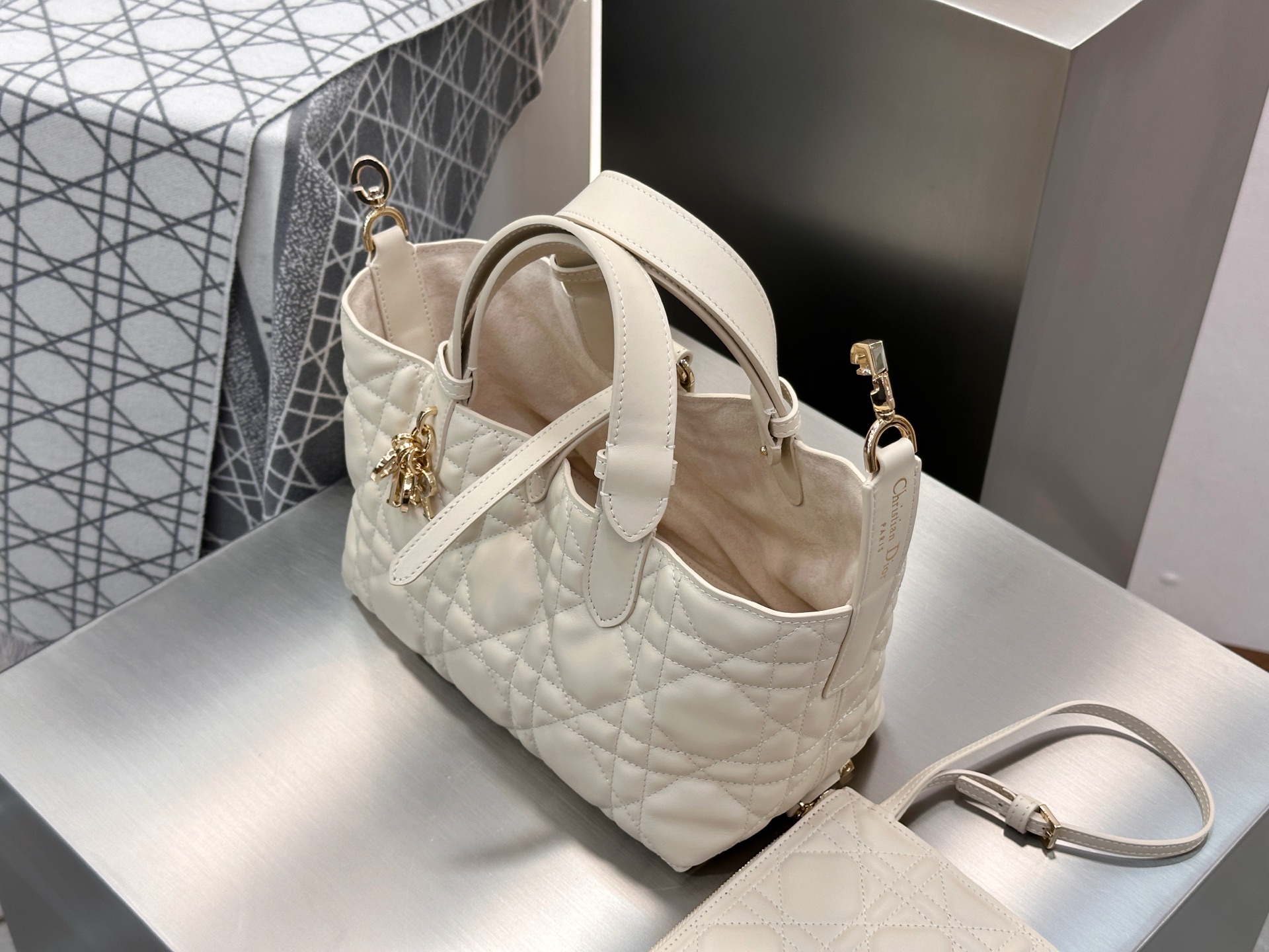 𝑫𝒊𝒐𝒓 𝑻𝒐𝒖𝒋𝒐𝒖𝒓𝒔❗️原厂淡杏色小号现货🔥设计别具一格，值得拥有的一只包，经典/复古/摩登 太炸