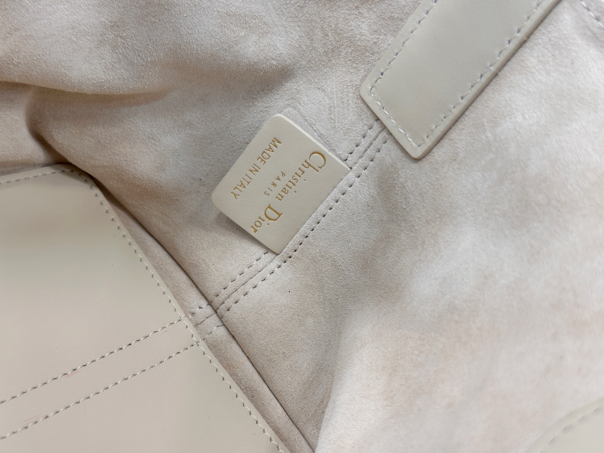 𝑫𝒊𝒐𝒓 𝑻𝒐𝒖𝒋𝒐𝒖𝒓𝒔❗️原厂淡杏色小号现货🔥设计别具一格，值得拥有的一只包，经典/复古/摩登 太炸