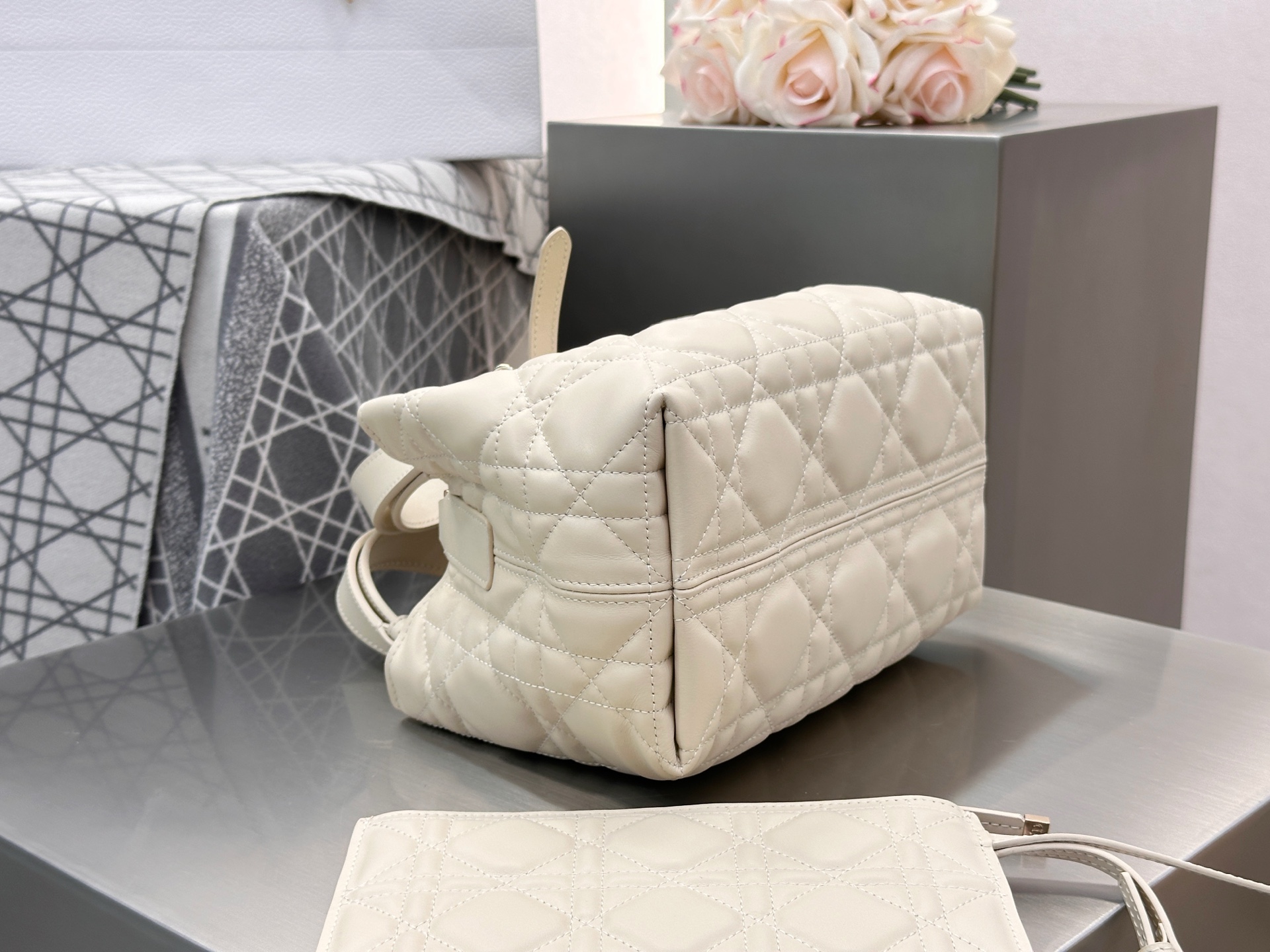 𝑫𝒊𝒐𝒓 𝑻𝒐𝒖𝒋𝒐𝒖𝒓𝒔❗️原厂淡杏色小号现货🔥设计别具一格，值得拥有的一只包，经典/复古/摩登 太炸