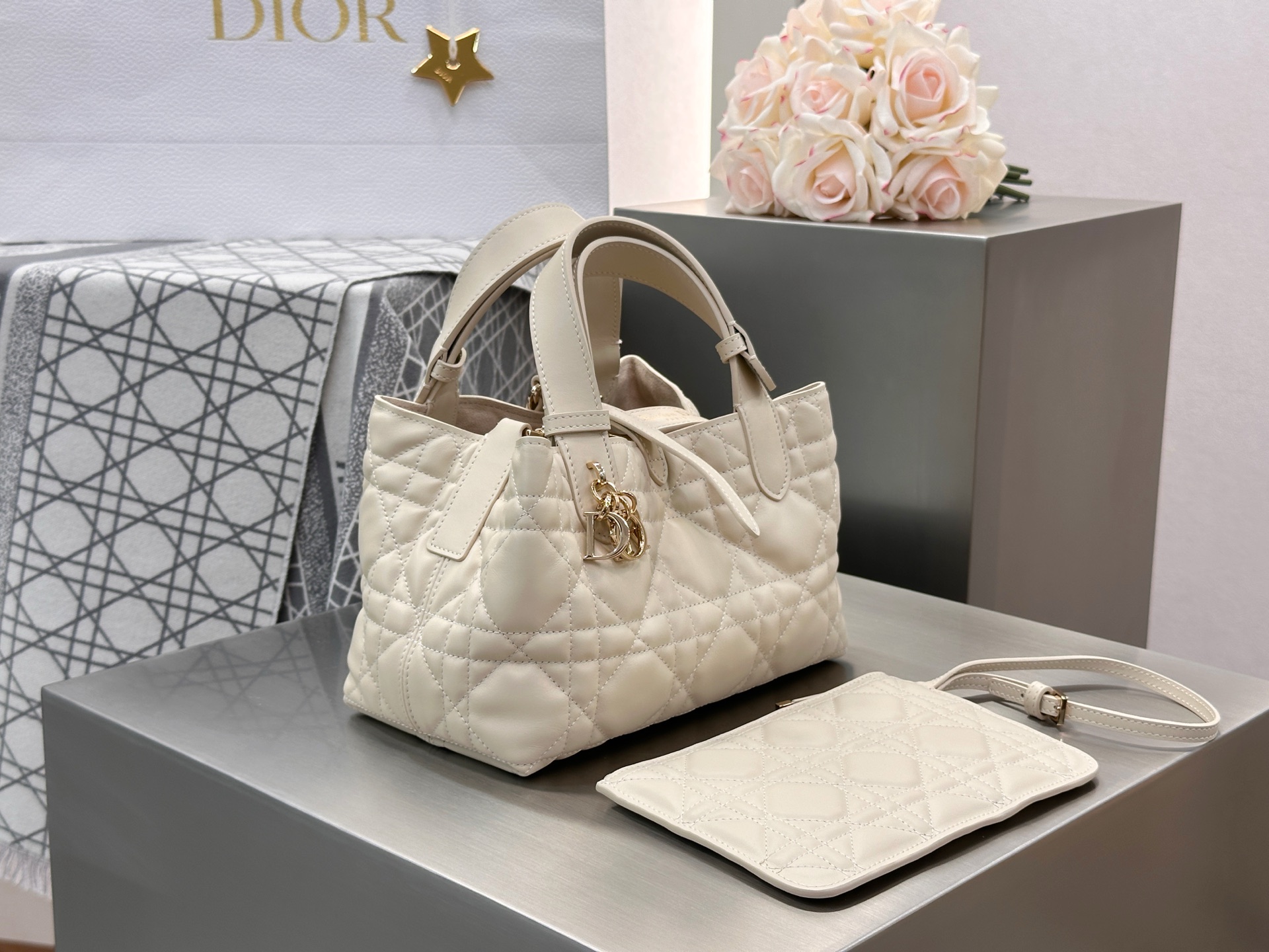 𝑫𝒊𝒐𝒓 𝑻𝒐𝒖𝒋𝒐𝒖𝒓𝒔❗️原厂淡杏色小号现货🔥设计别具一格，值得拥有的一只包，经典/复古/摩登 太炸