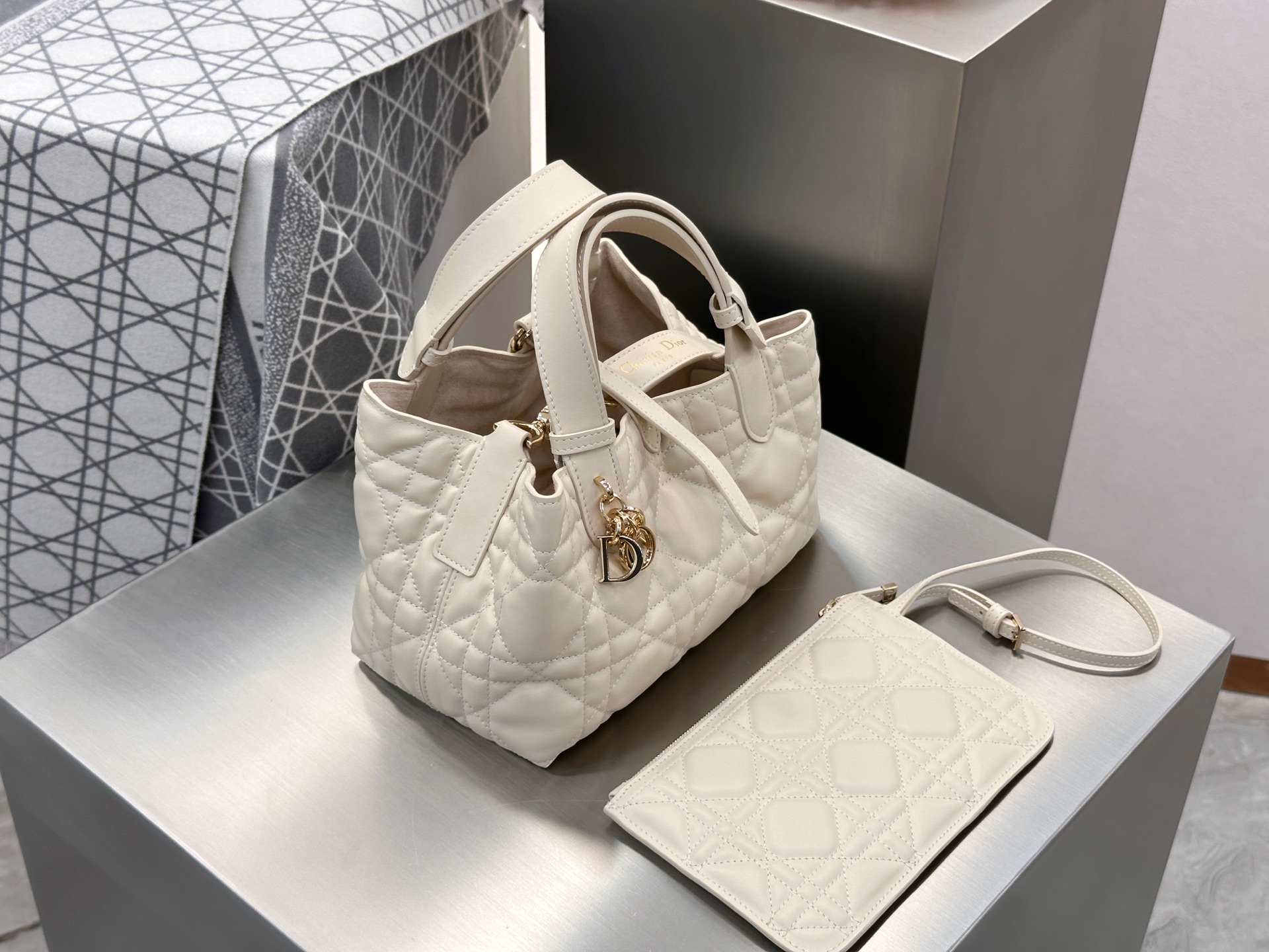 𝑫𝒊𝒐𝒓 𝑻𝒐𝒖𝒋𝒐𝒖𝒓𝒔❗️原厂淡杏色小号现货🔥设计别具一格，值得拥有的一只包，经典/复古/摩登 太炸