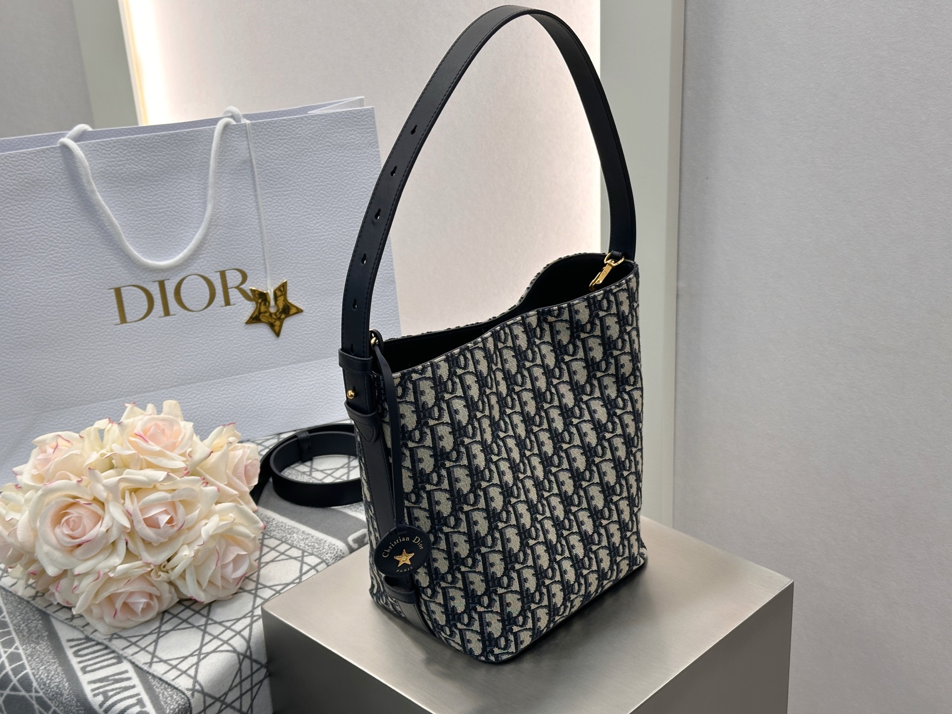 𝐃𝐢𝐨𝐫𝐬𝐭𝐚𝐫 小号水桶包❗蓝色𝑶𝒃𝒍𝒊𝒒𝒖𝒆印花刺绣水桶包心心念念的水桶包到货啦〰️采用进口原厂牛皮