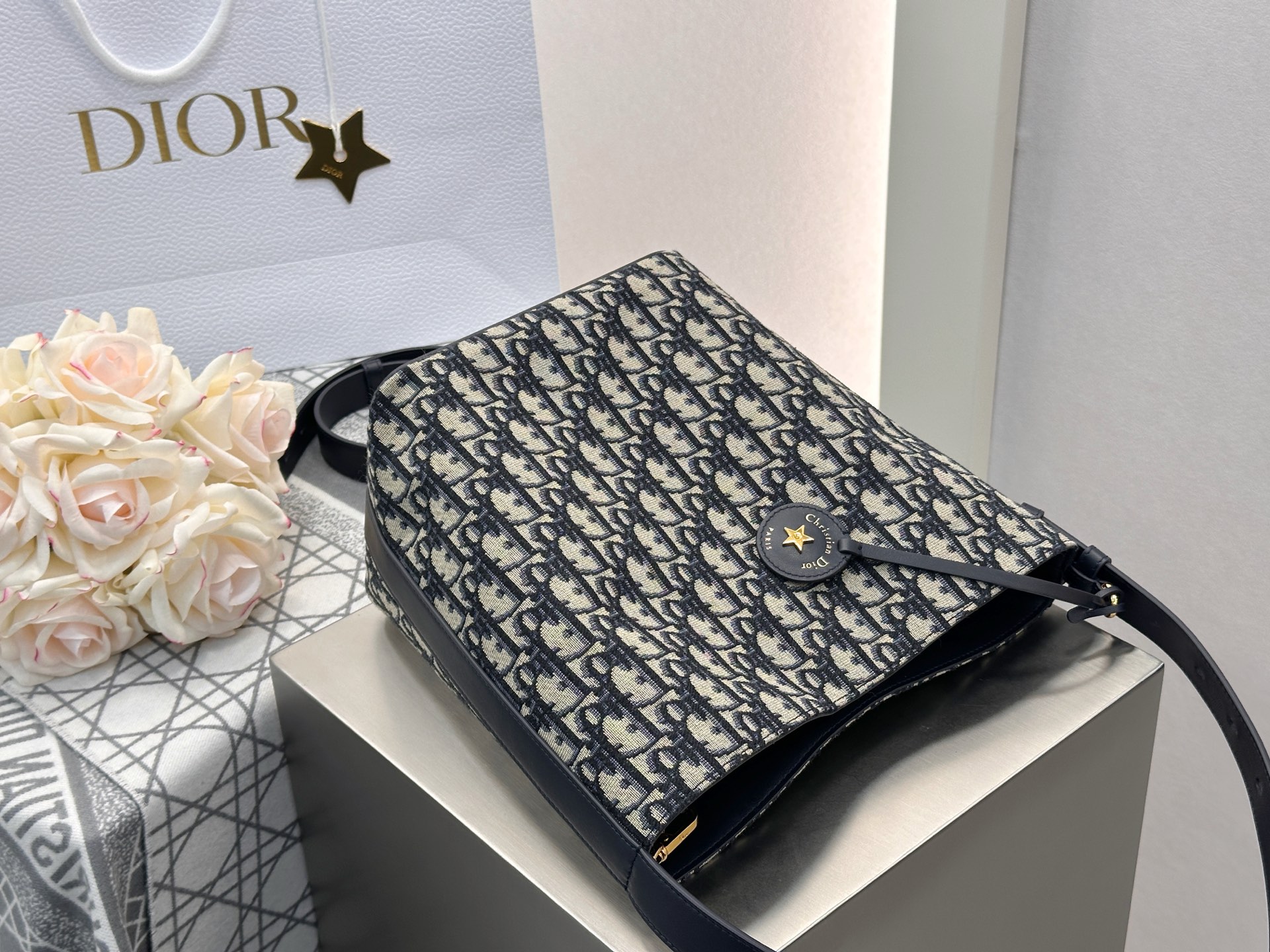 𝐃𝐢𝐨𝐫𝐬𝐭𝐚𝐫 小号水桶包❗蓝色𝑶𝒃𝒍𝒊𝒒𝒖𝒆印花刺绣水桶包心心念念的水桶包到货啦〰️采用进口原厂牛皮