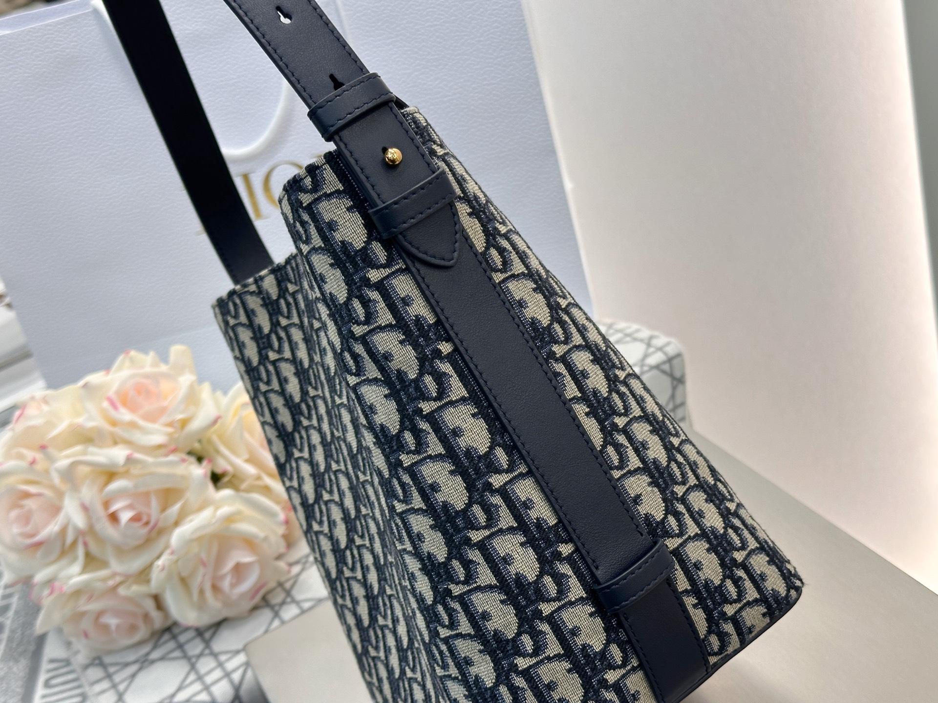 𝐃𝐢𝐨𝐫𝐬𝐭𝐚𝐫 小号水桶包❗蓝色𝑶𝒃𝒍𝒊𝒒𝒖𝒆印花刺绣水桶包心心念念的水桶包到货啦〰️采用进口原厂牛皮