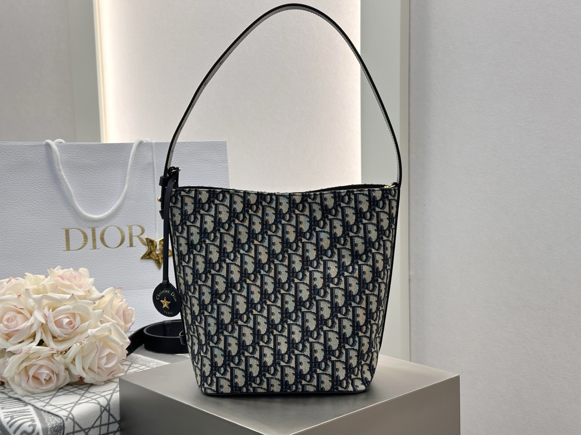 𝐃𝐢𝐨𝐫𝐬𝐭𝐚𝐫 小号水桶包❗蓝色𝑶𝒃𝒍𝒊𝒒𝒖𝒆印花刺绣水桶包心心念念的水桶包到货啦〰️采用进口原厂牛皮