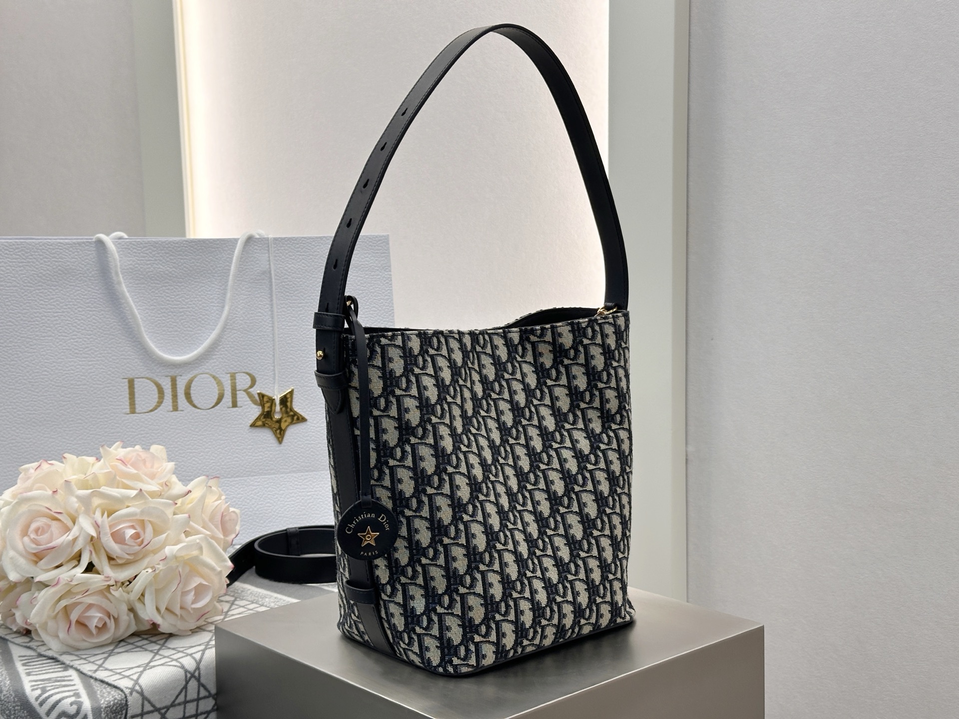 𝐃𝐢𝐨𝐫𝐬𝐭𝐚𝐫 小号水桶包❗蓝色𝑶𝒃𝒍𝒊𝒒𝒖𝒆印花刺绣水桶包心心念念的水桶包到货啦〰️采用进口原厂牛皮