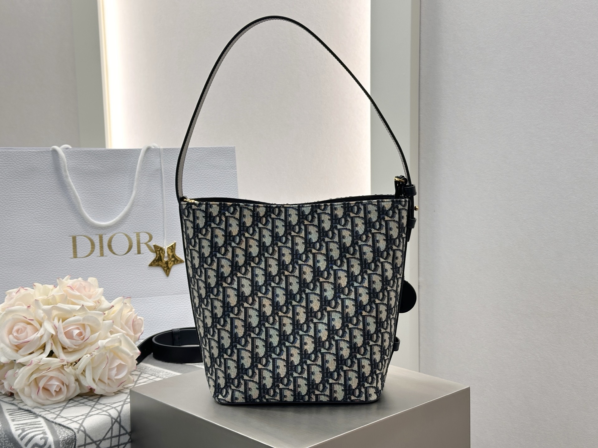 𝐃𝐢𝐨𝐫𝐬𝐭𝐚𝐫 小号水桶包❗蓝色𝑶𝒃𝒍𝒊𝒒𝒖𝒆印花刺绣水桶包心心念念的水桶包到货啦〰️采用进口原厂牛皮