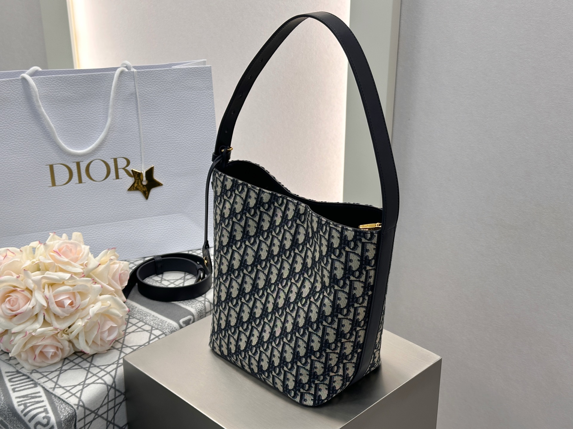 𝐃𝐢𝐨𝐫𝐬𝐭𝐚𝐫 小号水桶包❗蓝色𝑶𝒃𝒍𝒊𝒒𝒖𝒆印花刺绣水桶包心心念念的水桶包到货啦〰️采用进口原厂牛皮