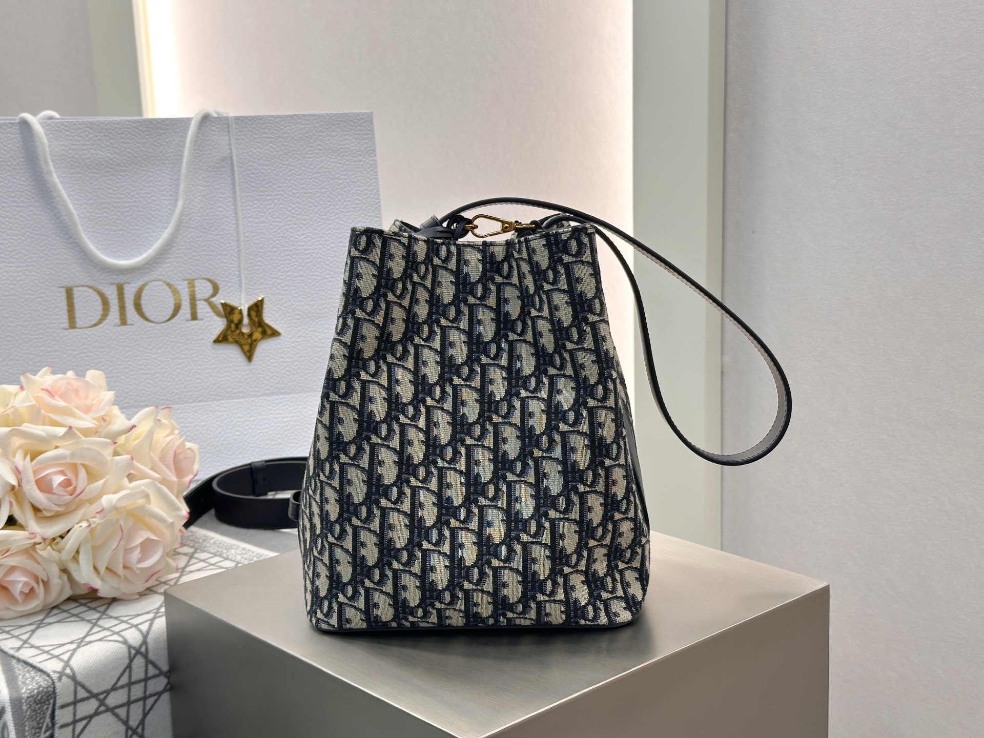 𝐃𝐢𝐨𝐫𝐬𝐭𝐚𝐫 小号水桶包❗蓝色𝑶𝒃𝒍𝒊𝒒𝒖𝒆印花刺绣水桶包心心念念的水桶包到货啦〰️采用进口原厂牛皮