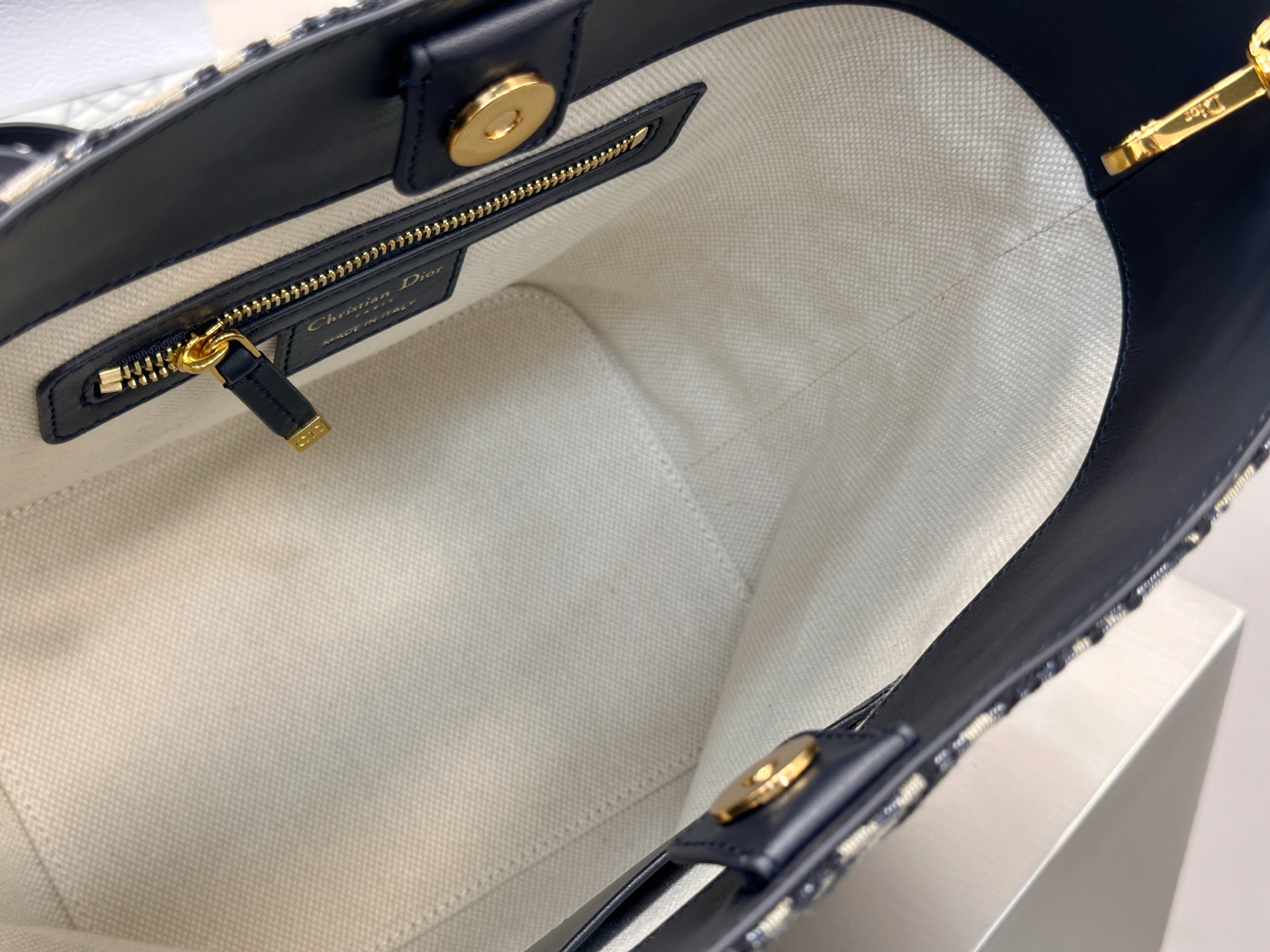 𝐃𝐢𝐨𝐫𝐬𝐭𝐚𝐫 小号水桶包❗蓝色𝑶𝒃𝒍𝒊𝒒𝒖𝒆印花刺绣水桶包心心念念的水桶包到货啦〰️采用进口原厂牛皮