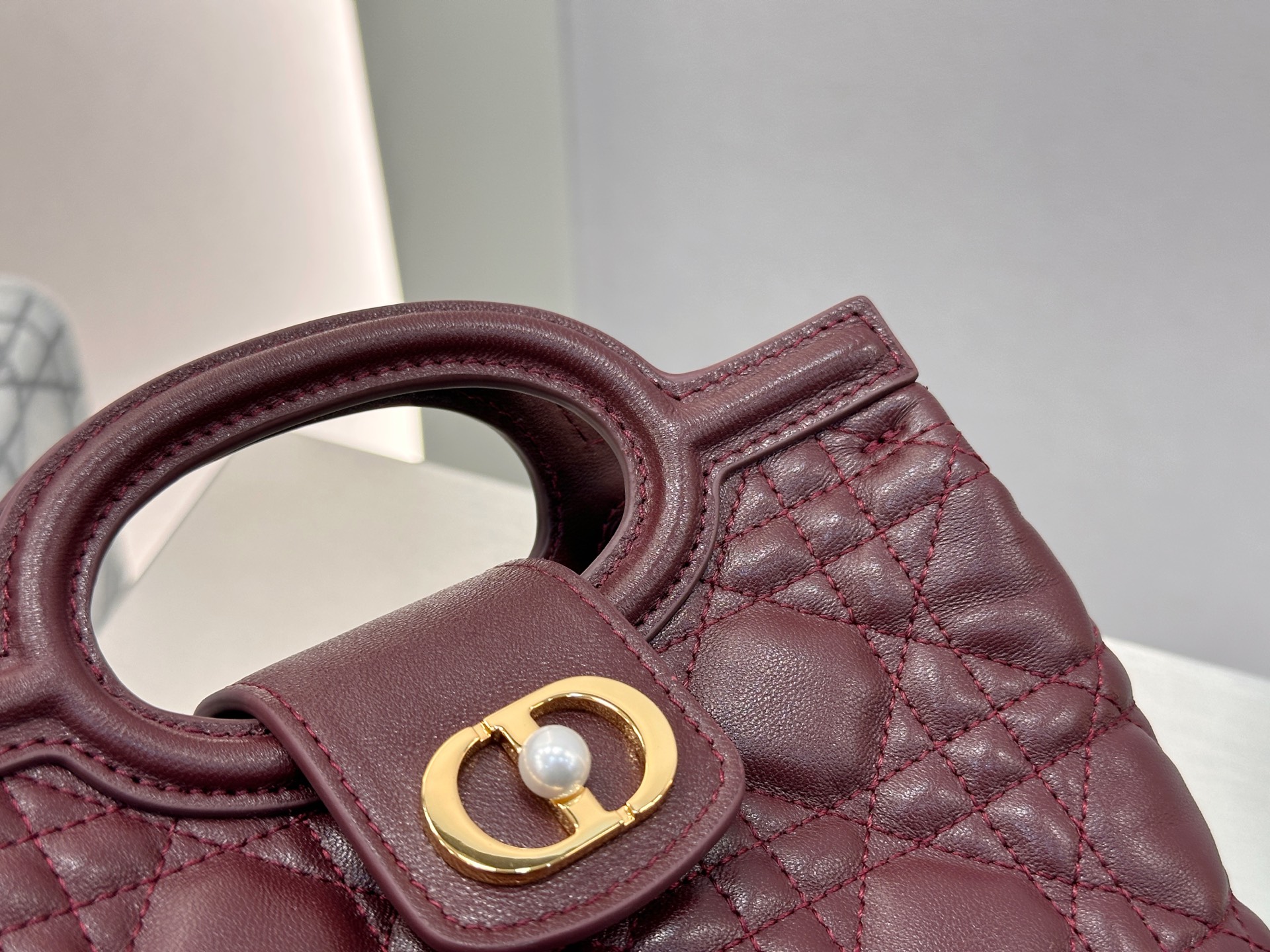 𝑫𝒊𝒐𝒓 𝑱𝒐𝒍𝒊𝒆 𝑻𝒐𝒑 𝑯𝒂𝒏𝒅𝒍𝒆迷你链条手袋❗️新款酒红色小羊皮革藤格纹🌟来咯❕采用进口原厂酒