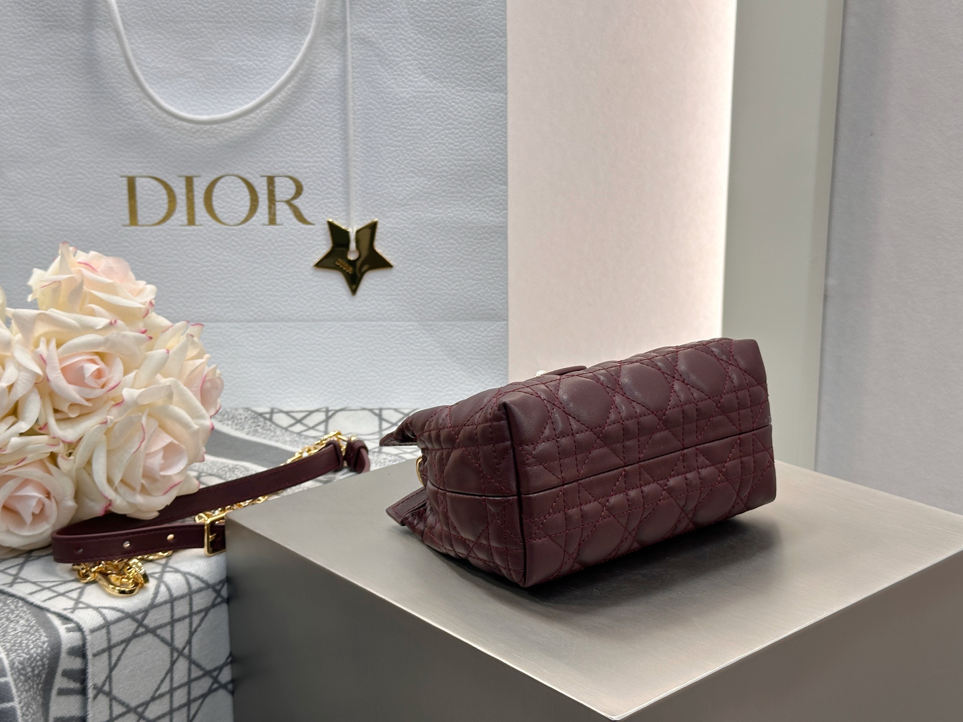 𝑫𝒊𝒐𝒓 𝑱𝒐𝒍𝒊𝒆 𝑻𝒐𝒑 𝑯𝒂𝒏𝒅𝒍𝒆迷你链条手袋❗️新款酒红色小羊皮革藤格纹🌟来咯❕采用进口原厂酒