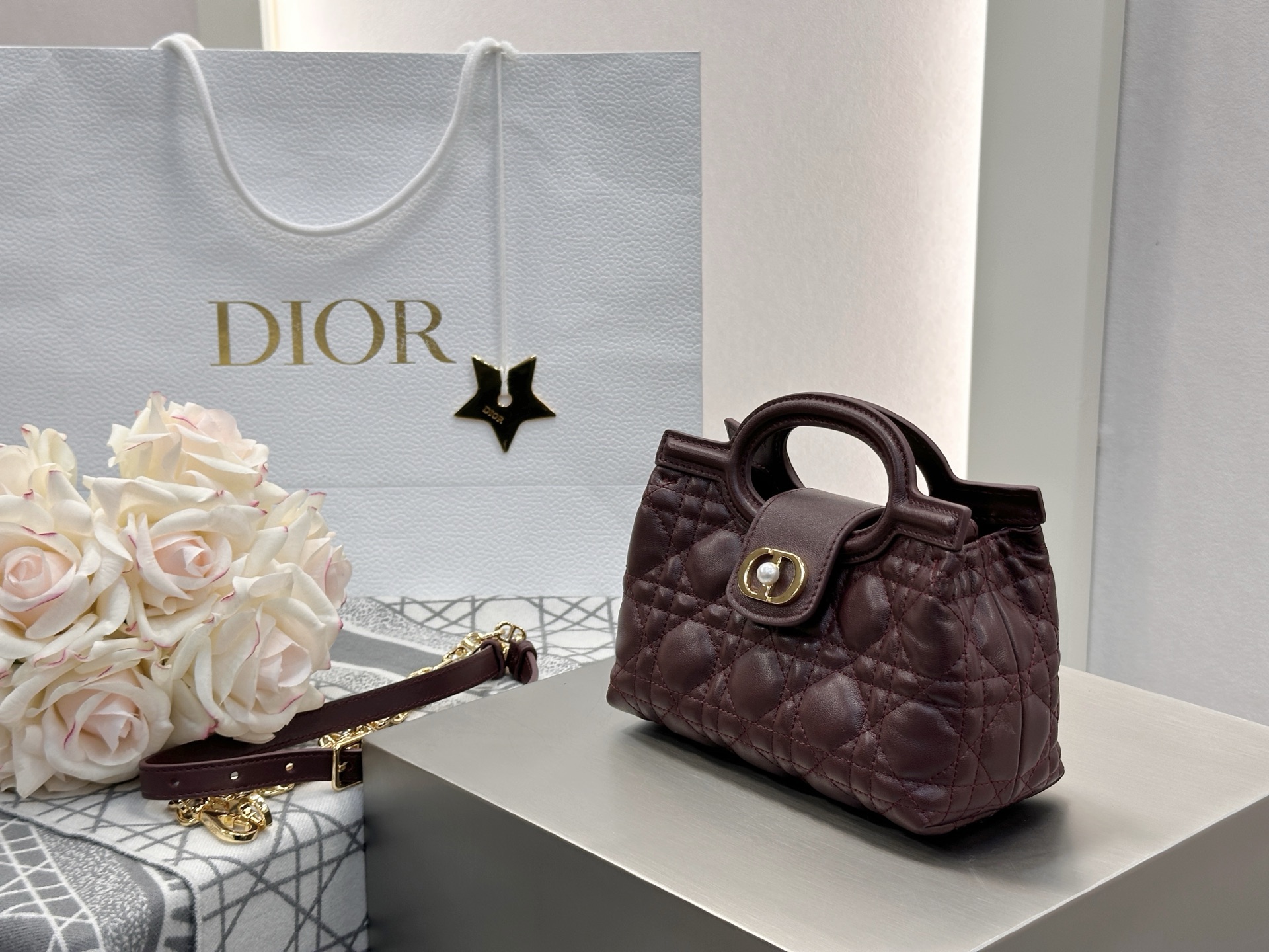 𝑫𝒊𝒐𝒓 𝑱𝒐𝒍𝒊𝒆 𝑻𝒐𝒑 𝑯𝒂𝒏𝒅𝒍𝒆迷你链条手袋❗️新款酒红色小羊皮革藤格纹🌟来咯❕采用进口原厂酒