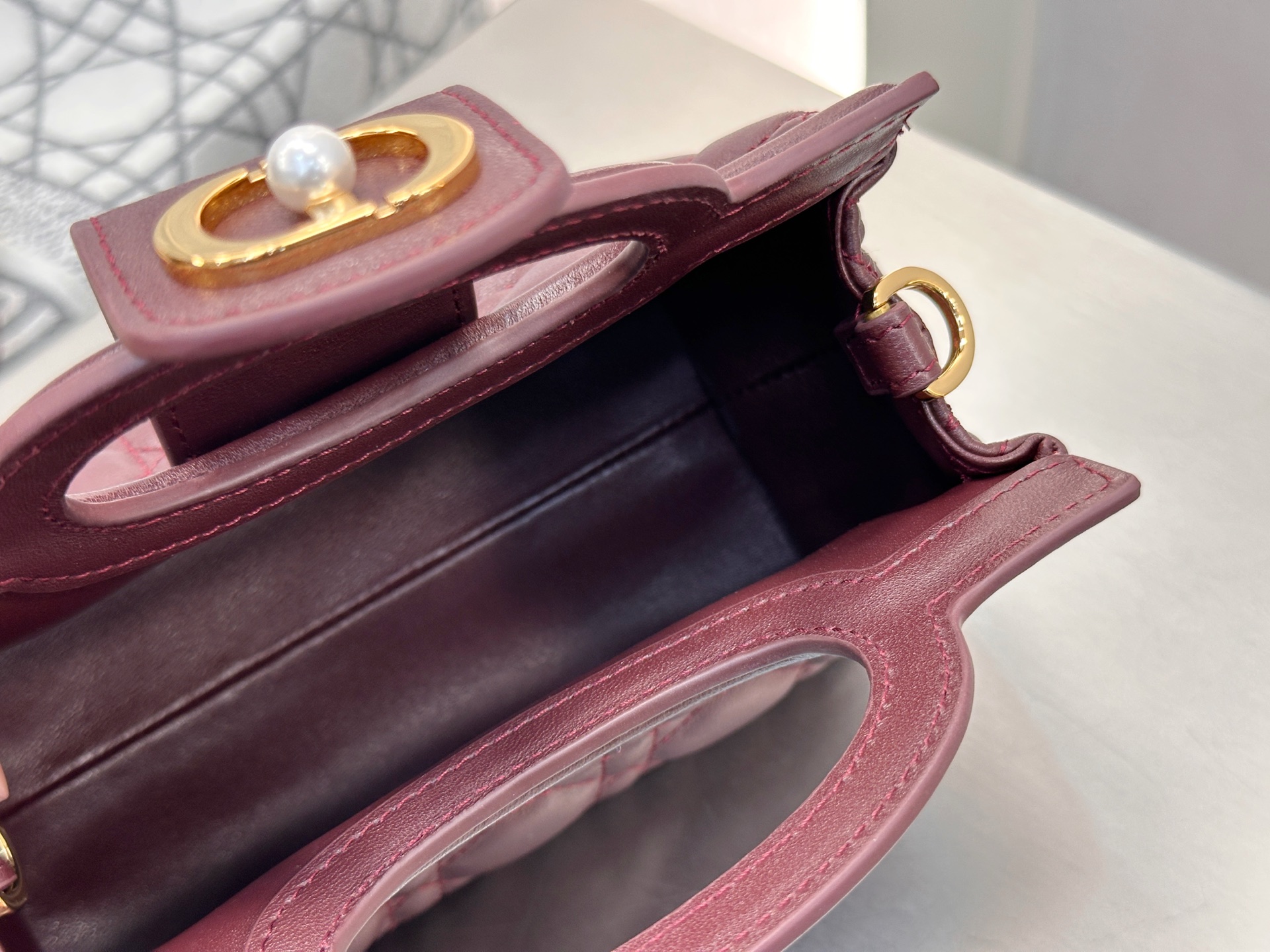 𝑫𝒊𝒐𝒓 𝑱𝒐𝒍𝒊𝒆 𝑻𝒐𝒑 𝑯𝒂𝒏𝒅𝒍𝒆迷你链条手袋❗️新款酒红色小羊皮革藤格纹🌟来咯❕采用进口原厂酒