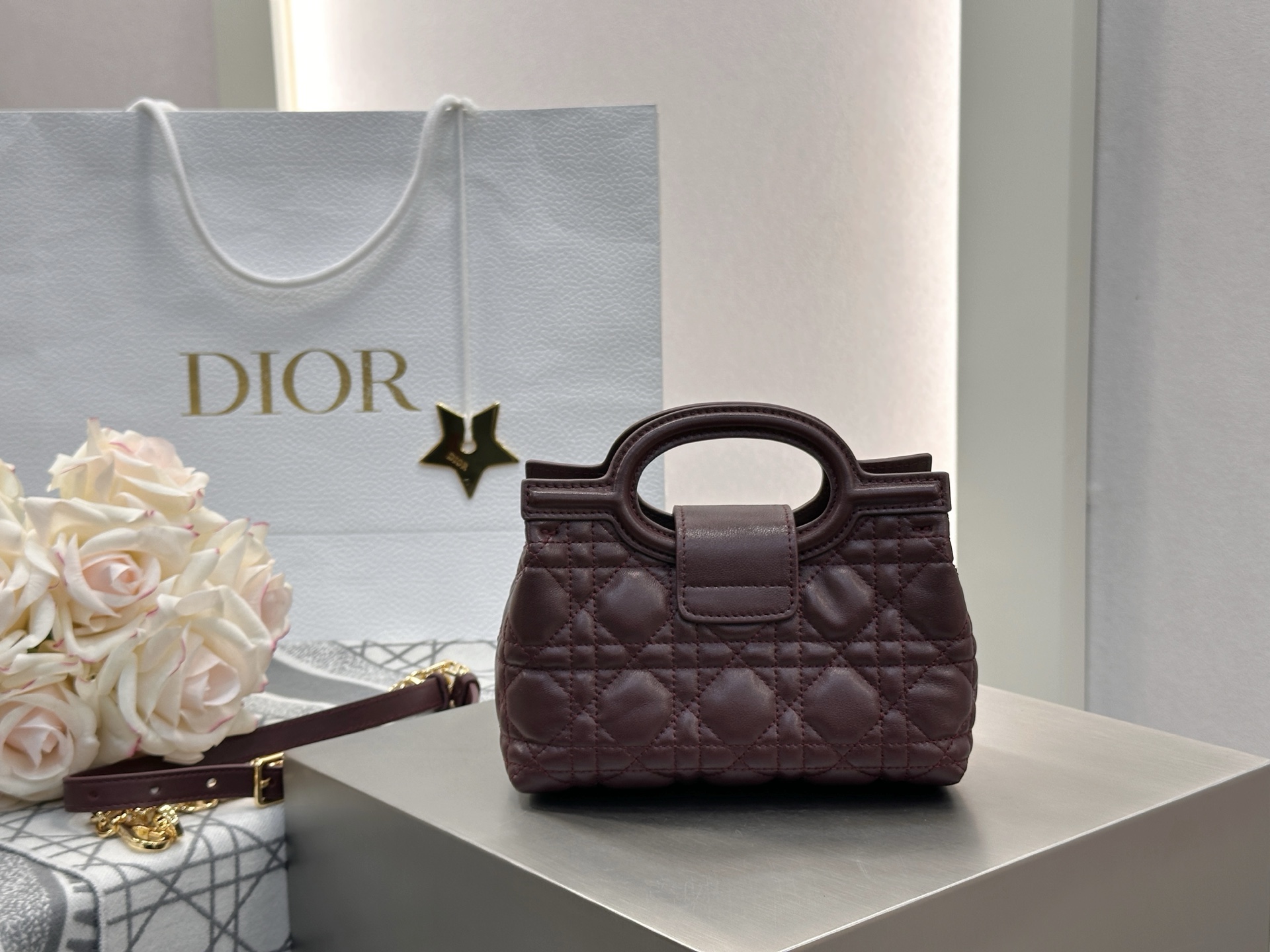 𝑫𝒊𝒐𝒓 𝑱𝒐𝒍𝒊𝒆 𝑻𝒐𝒑 𝑯𝒂𝒏𝒅𝒍𝒆迷你链条手袋❗️新款酒红色小羊皮革藤格纹🌟来咯❕采用进口原厂酒