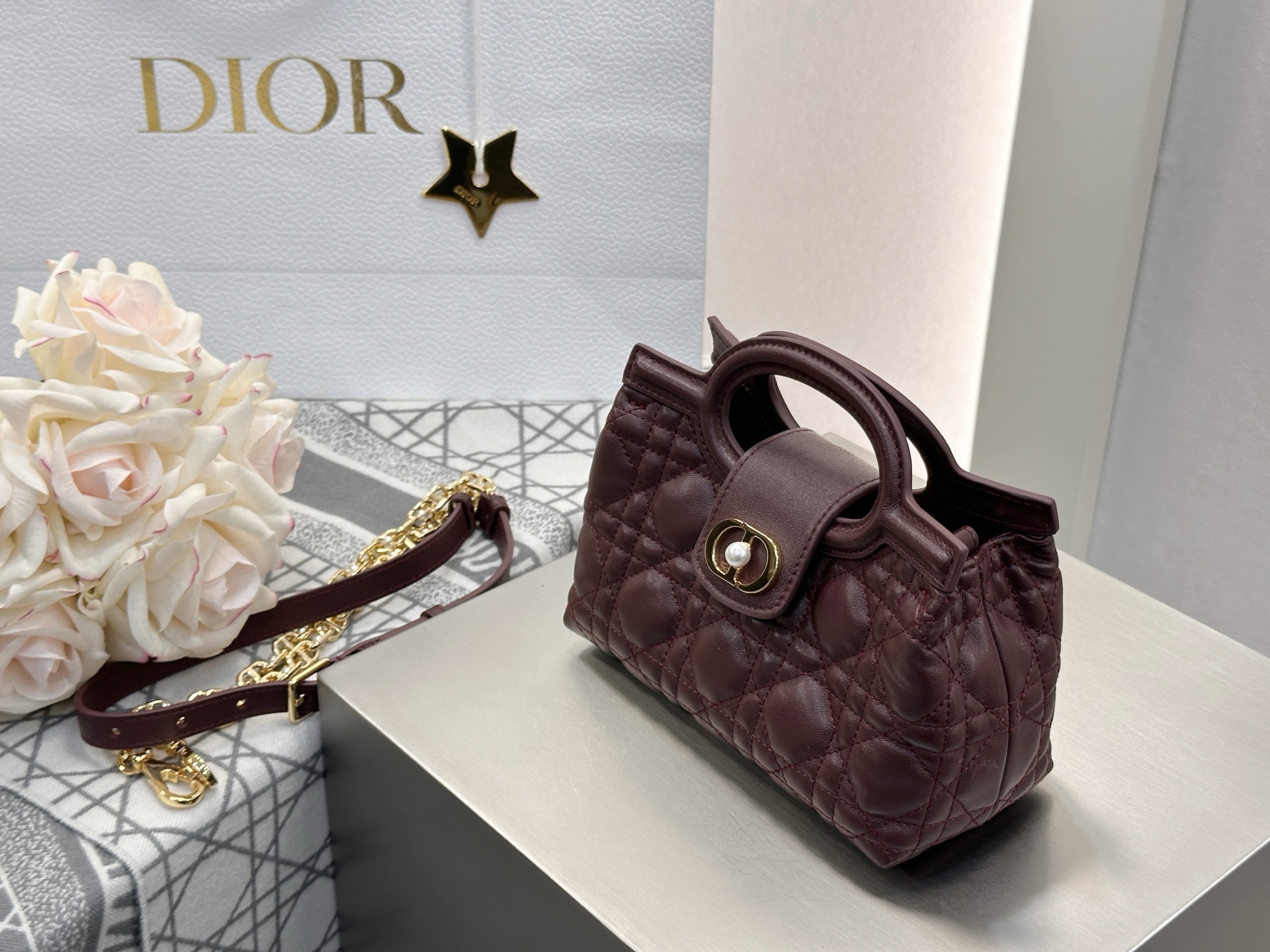 𝑫𝒊𝒐𝒓 𝑱𝒐𝒍𝒊𝒆 𝑻𝒐𝒑 𝑯𝒂𝒏𝒅𝒍𝒆迷你链条手袋❗️新款酒红色小羊皮革藤格纹🌟来咯❕采用进口原厂酒