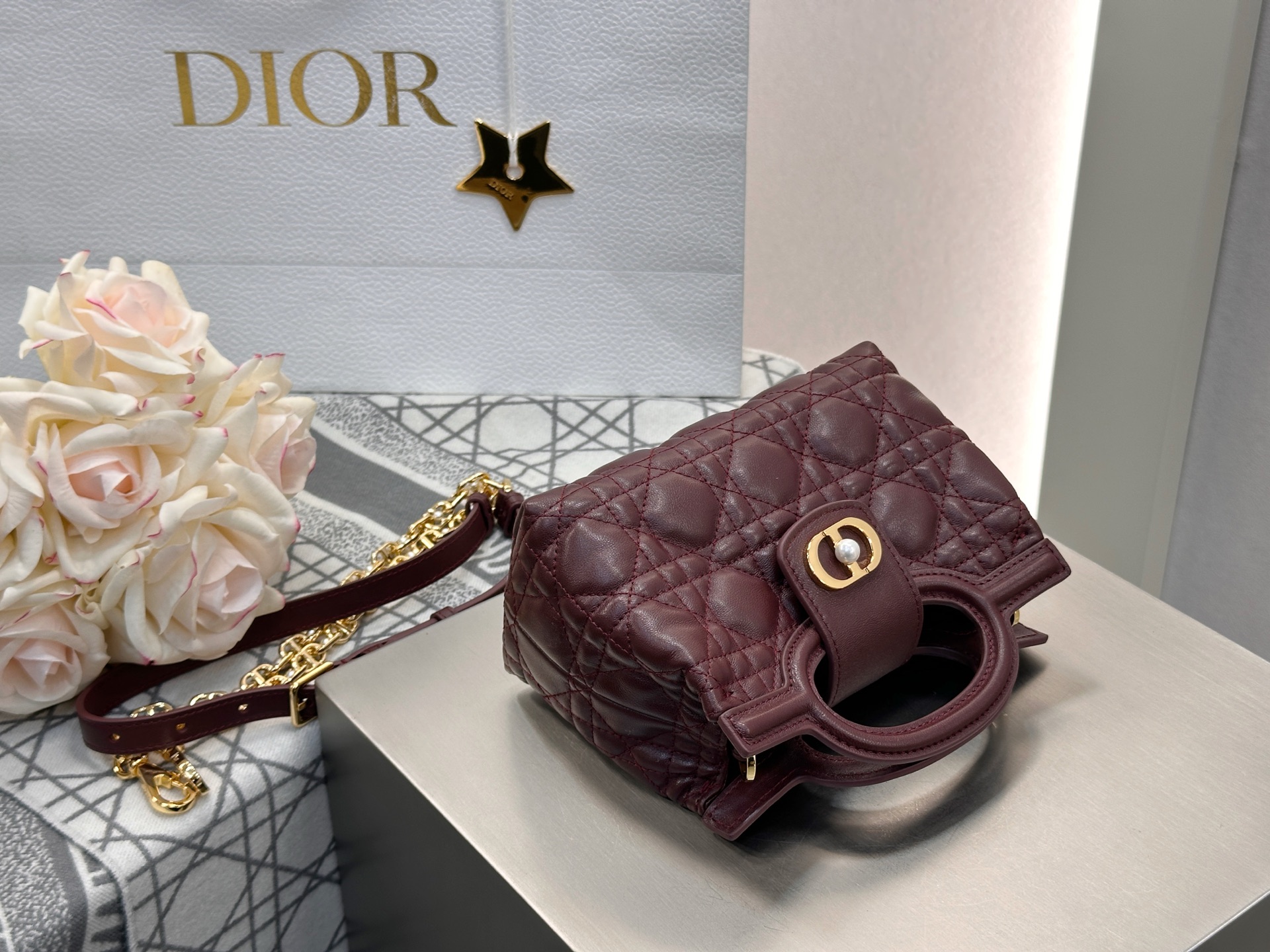 𝑫𝒊𝒐𝒓 𝑱𝒐𝒍𝒊𝒆 𝑻𝒐𝒑 𝑯𝒂𝒏𝒅𝒍𝒆迷你链条手袋❗️新款酒红色小羊皮革藤格纹🌟来咯❕采用进口原厂酒