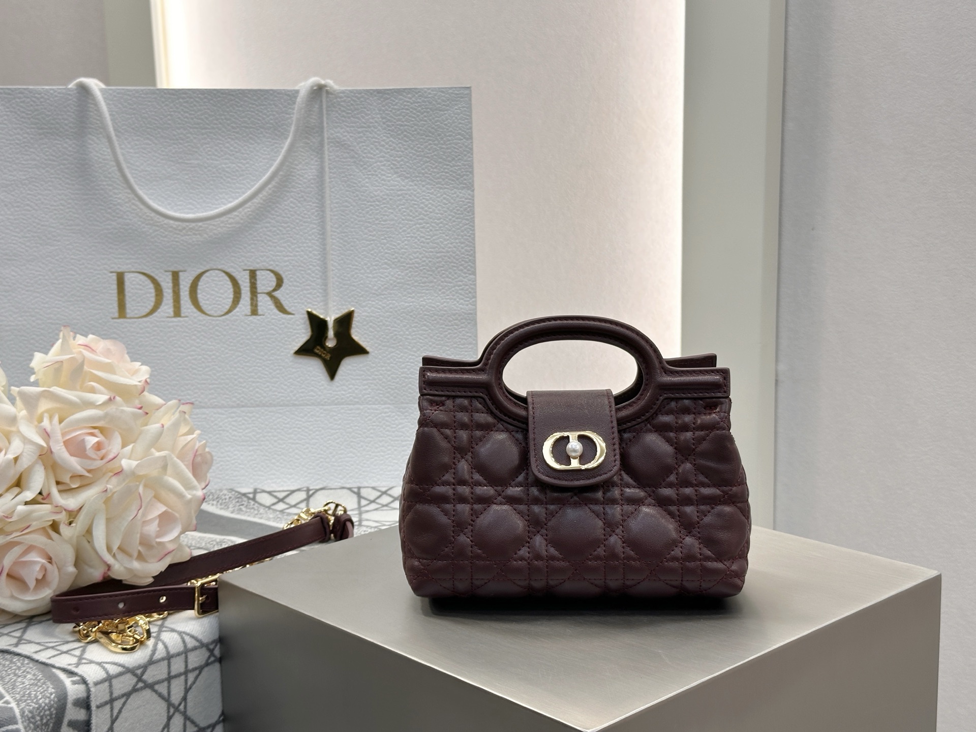 𝑫𝒊𝒐𝒓 𝑱𝒐𝒍𝒊𝒆 𝑻𝒐𝒑 𝑯𝒂𝒏𝒅𝒍𝒆迷你链条手袋❗️新款酒红色小羊皮革藤格纹🌟来咯❕采用进口原厂酒