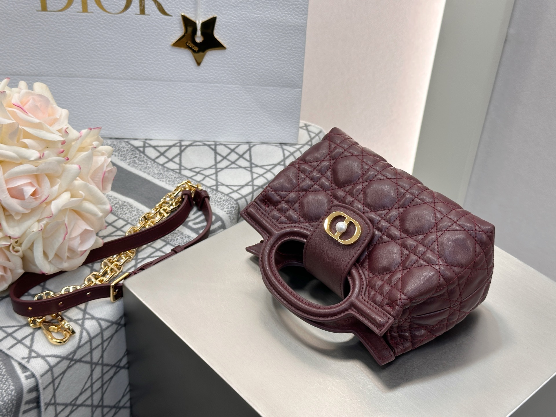 𝑫𝒊𝒐𝒓 𝑱𝒐𝒍𝒊𝒆 𝑻𝒐𝒑 𝑯𝒂𝒏𝒅𝒍𝒆迷你链条手袋❗️新款酒红色小羊皮革藤格纹🌟来咯❕采用进口原厂酒