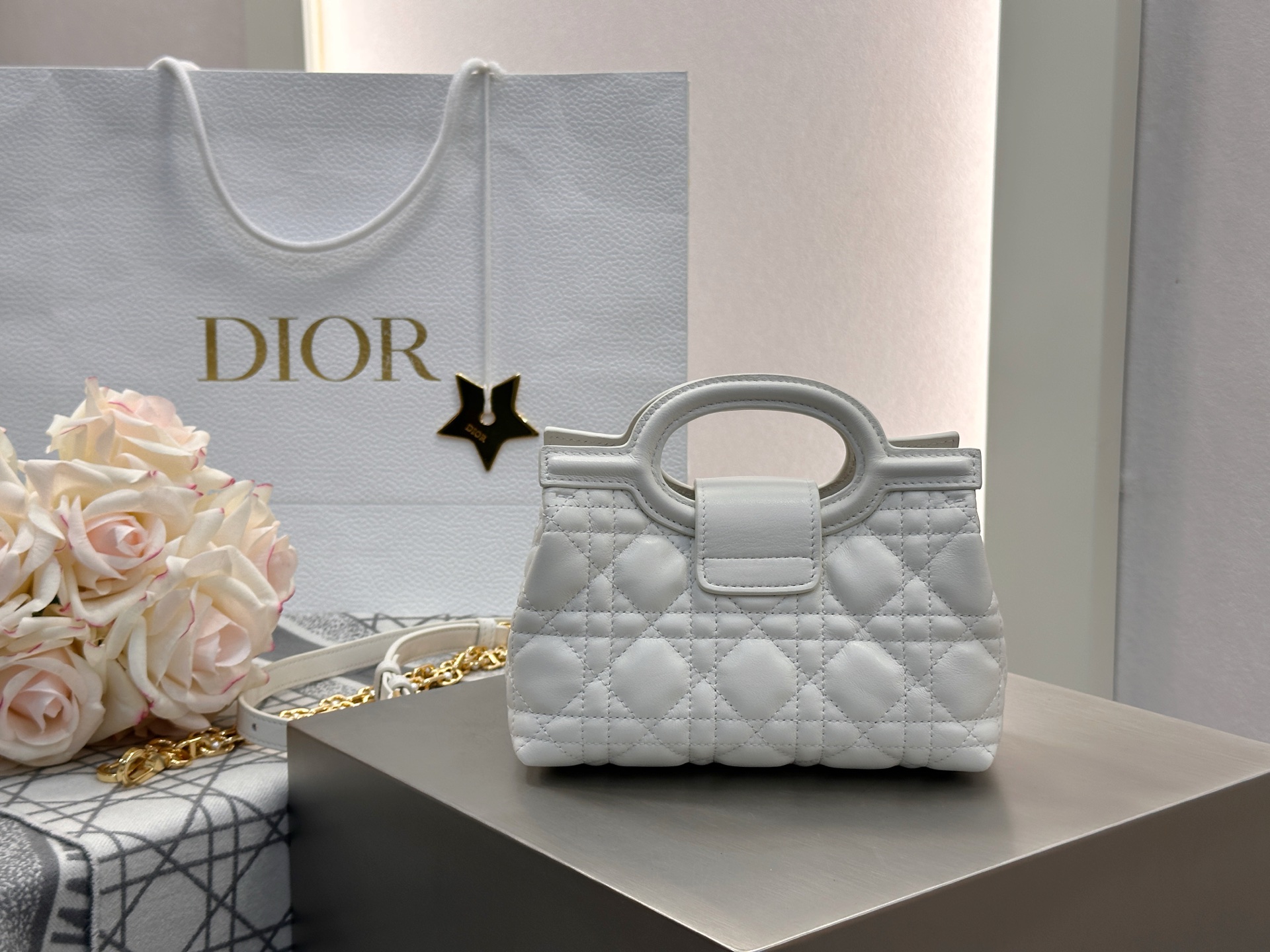 𝑫𝒊𝒐𝒓 𝑱𝒐𝒍𝒊𝒆 𝑻𝒐𝒑 𝑯𝒂𝒏𝒅𝒍𝒆迷你链条手袋❗️新款白金小羊皮革藤格纹🌟来咯❕采用进口原厂白色