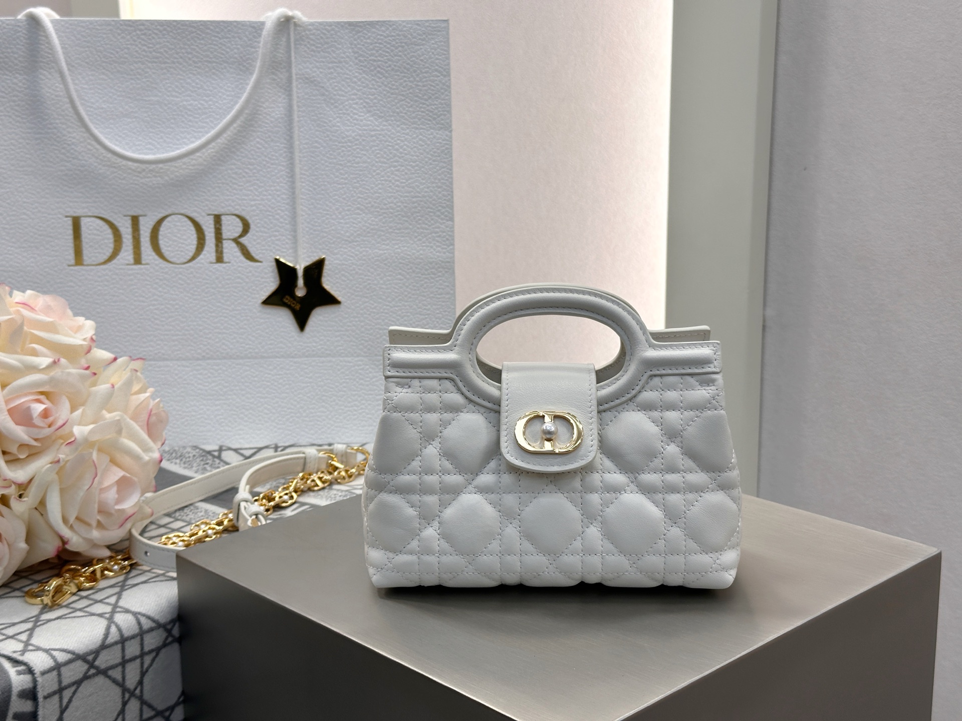 𝑫𝒊𝒐𝒓 𝑱𝒐𝒍𝒊𝒆 𝑻𝒐𝒑 𝑯𝒂𝒏𝒅𝒍𝒆迷你链条手袋❗️新款白金小羊皮革藤格纹🌟来咯❕采用进口原厂白色