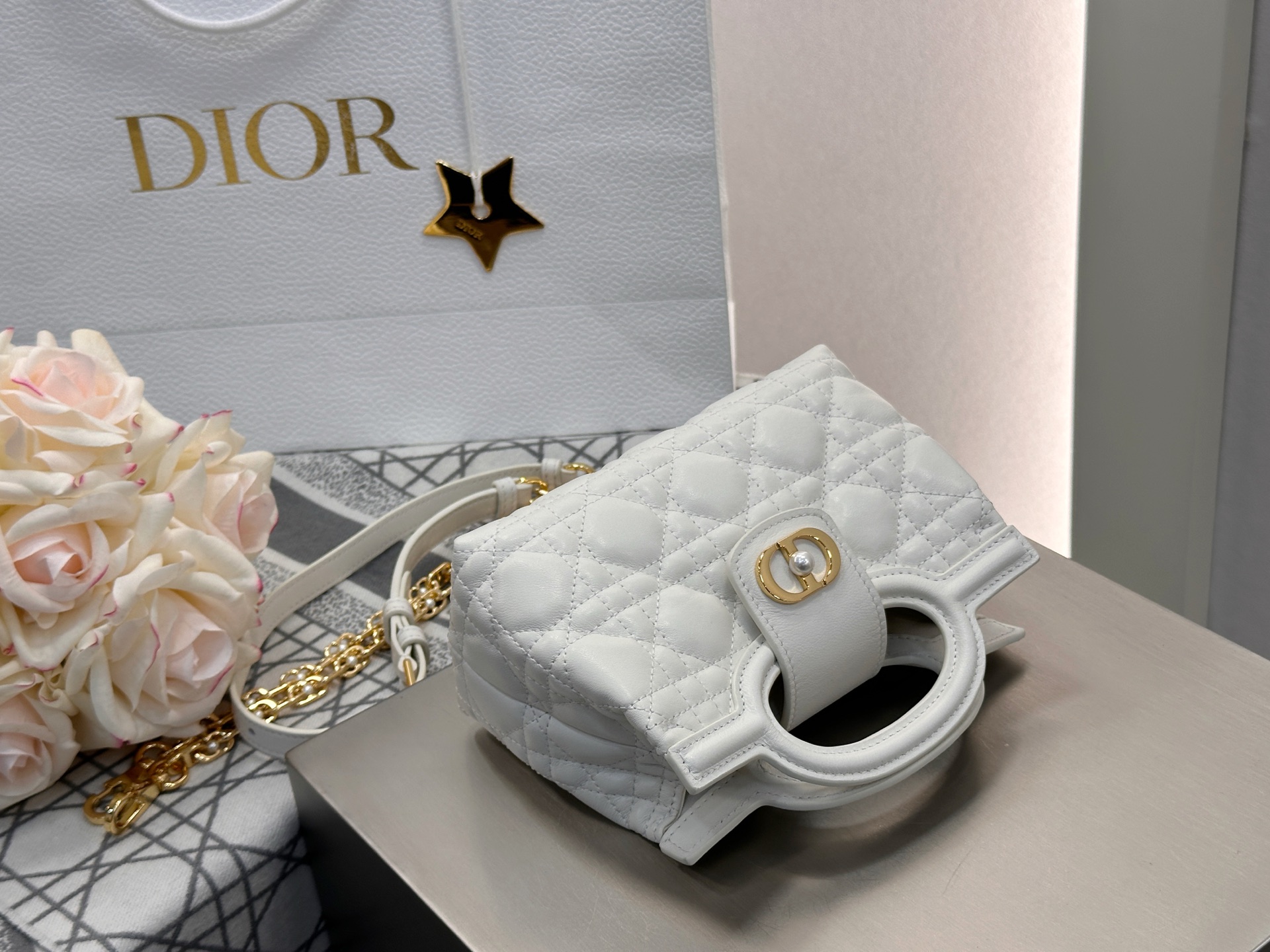 𝑫𝒊𝒐𝒓 𝑱𝒐𝒍𝒊𝒆 𝑻𝒐𝒑 𝑯𝒂𝒏𝒅𝒍𝒆迷你链条手袋❗️新款白金小羊皮革藤格纹🌟来咯❕采用进口原厂白色