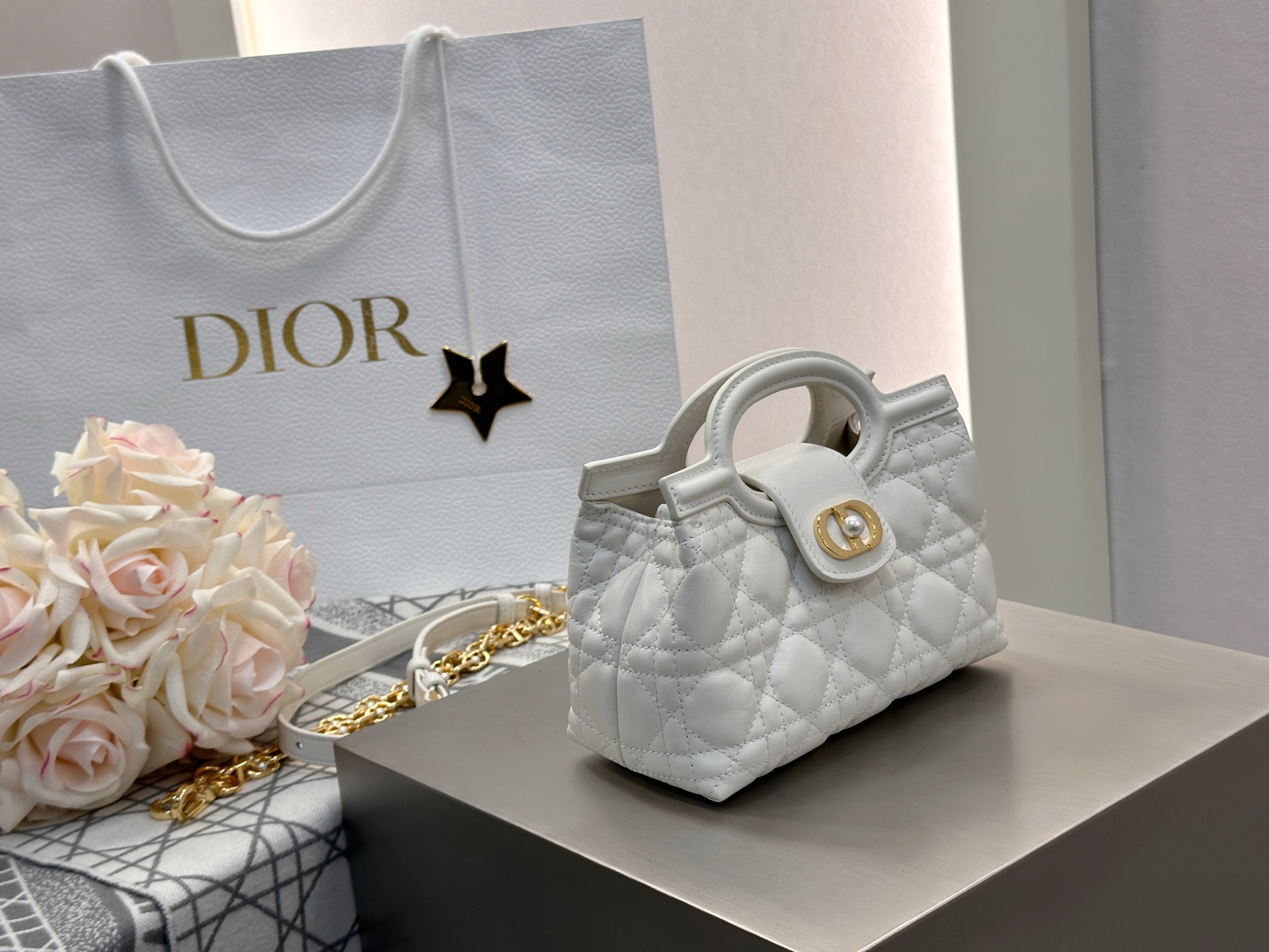 𝑫𝒊𝒐𝒓 𝑱𝒐𝒍𝒊𝒆 𝑻𝒐𝒑 𝑯𝒂𝒏𝒅𝒍𝒆迷你链条手袋❗️新款白金小羊皮革藤格纹🌟来咯❕采用进口原厂白色