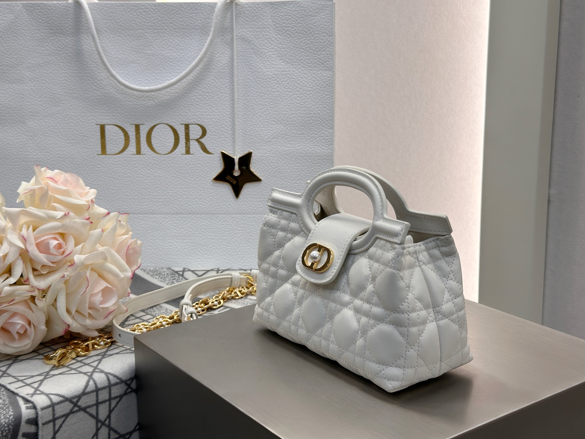 𝑫𝒊𝒐𝒓 𝑱𝒐𝒍𝒊𝒆 𝑻𝒐𝒑 𝑯𝒂𝒏𝒅𝒍𝒆迷你链条手袋❗️新款白金小羊皮革藤格纹🌟来咯❕采用进口原厂白色