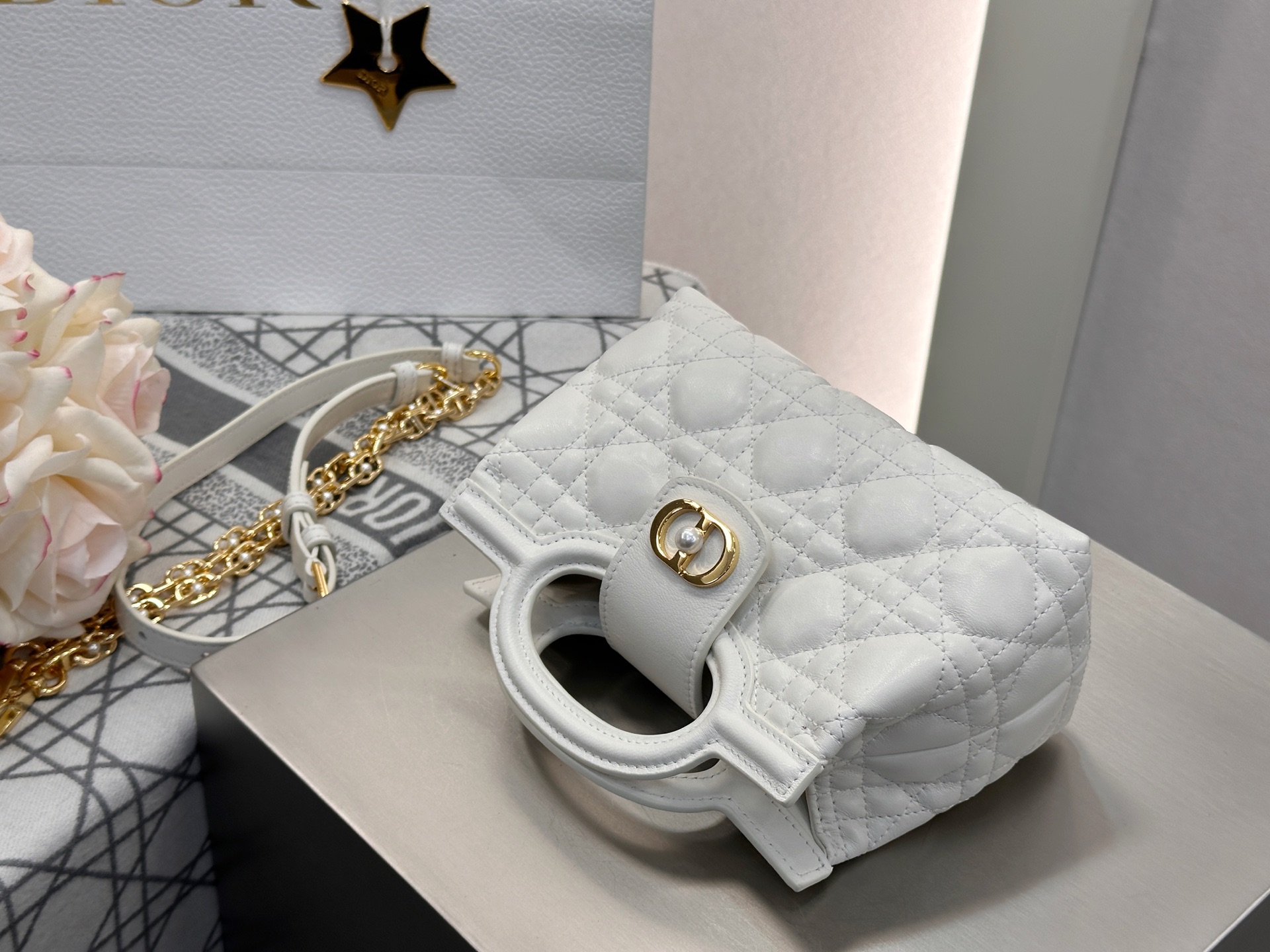 𝑫𝒊𝒐𝒓 𝑱𝒐𝒍𝒊𝒆 𝑻𝒐𝒑 𝑯𝒂𝒏𝒅𝒍𝒆迷你链条手袋❗️新款白金小羊皮革藤格纹🌟来咯❕采用进口原厂白色